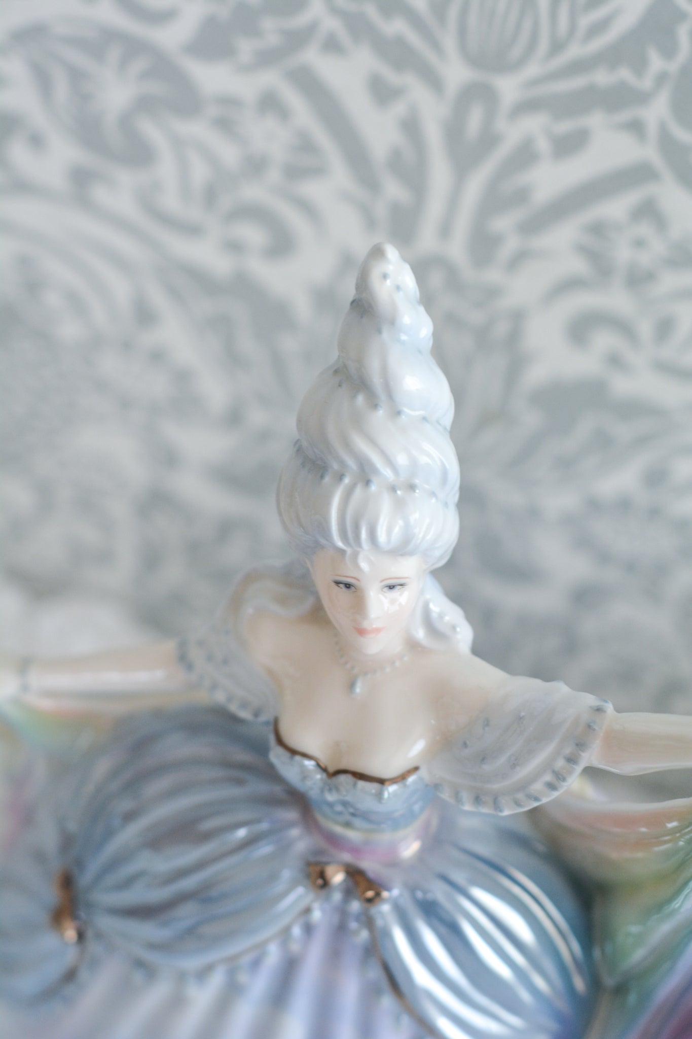 コールポートはフィギュリンをたくさん作っていて、たくさんのシリーズがあります。人気はあるけれど日本ではほとんど見かけないシリーズの1つ。「The millennium Ball」というシリーズで、この「Rain」と、「Moon」「 Forest」「Time」「Sun」の5種類から構成されています。このRainはパステルカラーでキラキラしていて、まるでファンタジーの世界からやってきてよう!このシリーズは個人的にも好きなシリーズで、時間をかけて探しました!今回ご紹介できて嬉しいです。製造数がとても少ないため探すのが大変困難なお品です。