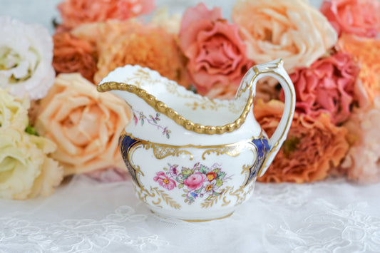 コールポートの人気シリーズのバットウィング。こちらはコバルトブルーカラーが美しいミルクジャグです。優美なデザインでとても存在感のあるミルクジャグはテーブルに花を添えてくれますね。ミルクジャグは元々ティートリオよりも数が少ないのですが、バットウィングシリーズは年々見つけることが困難になっております。こちらはとても状態の良い子で、お探しの方に見つけていただけましたら嬉しいです。