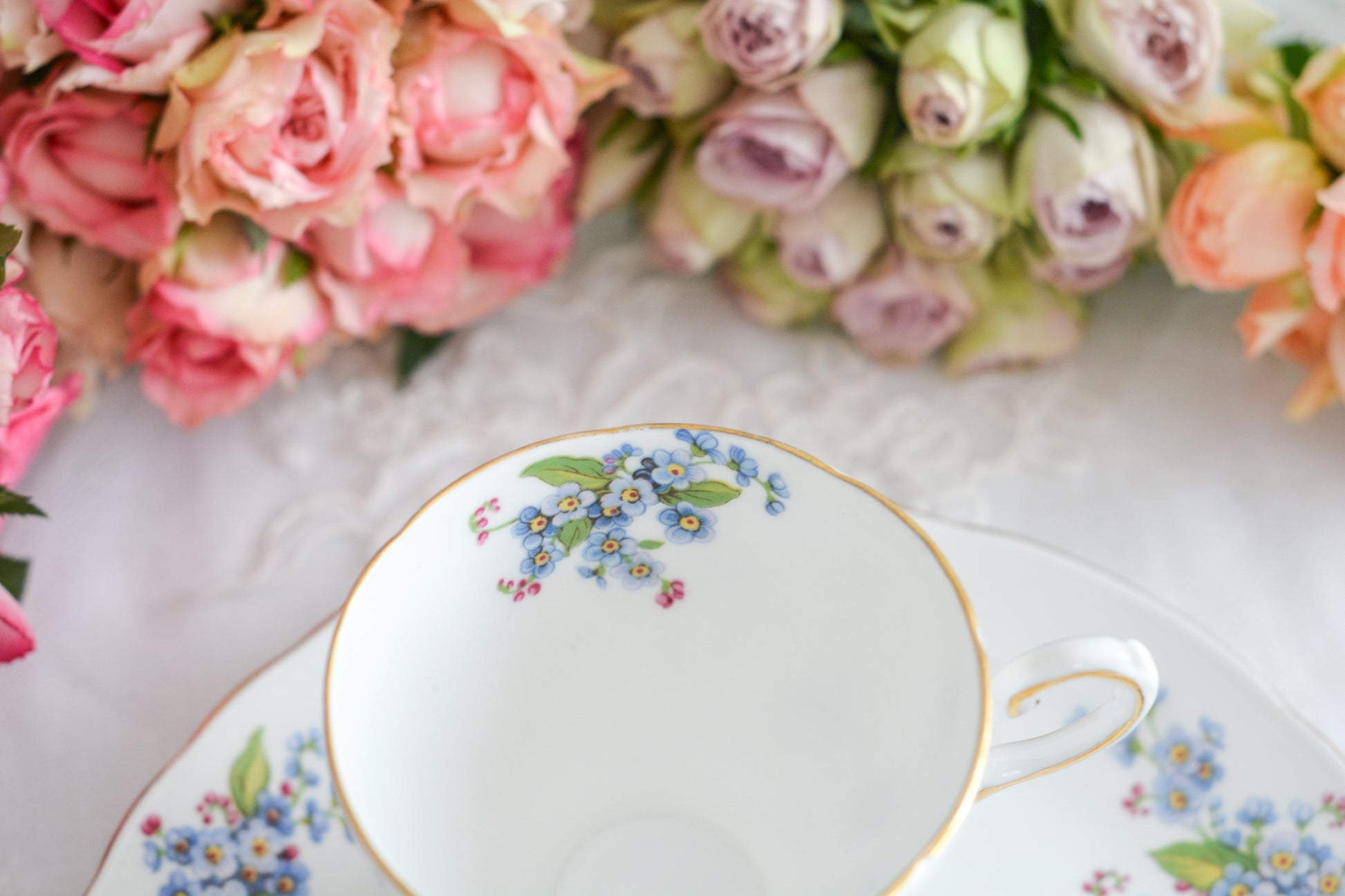 タスカンの勿忘草が大変可愛らしいテニスセットです。勿忘草がモチーフのヴィンテージ食器は色々なメーカーで作られています。このタスカンのトリオの勿忘草はとても優しい雰囲気ですね。テニスセットはソーサーがプレートと一体化している形のセットで、20世紀初め頃からスポーツ観戦時にビスケットなどのお菓子と紅茶を楽しむために作られました。主にテニスを観戦する際に重宝されたので、テニスセットと呼ばれるようになりました。気軽に紅茶とお菓子を楽しめる便利なセットです。