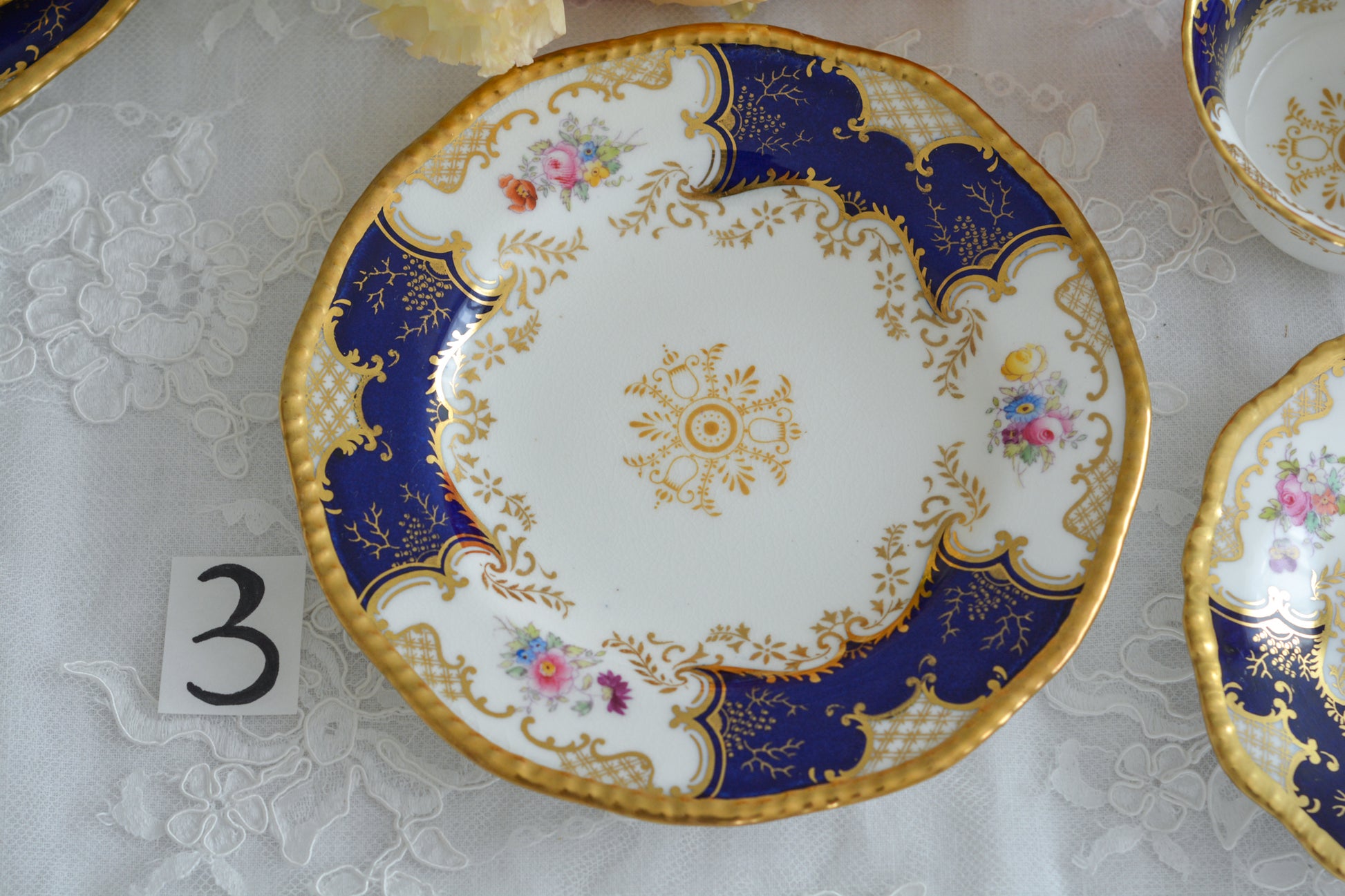 コールポートの代表作と言ってもいい、バットウィングシリーズ。こちらはコバルトブルーのティートリオです。重厚感のあるコバルトブルーと金彩のコントラスト、美しいシェイプ。凛としさ美しさがありオーラを感じます。最近はバットウィングも探すのがとても困難になってきました。心が躍るカップでティータイムをお楽しみいただけたら嬉しいです。こちらは1セットの価格です。全部で6セット在庫がございます。状態で価格が変わります。