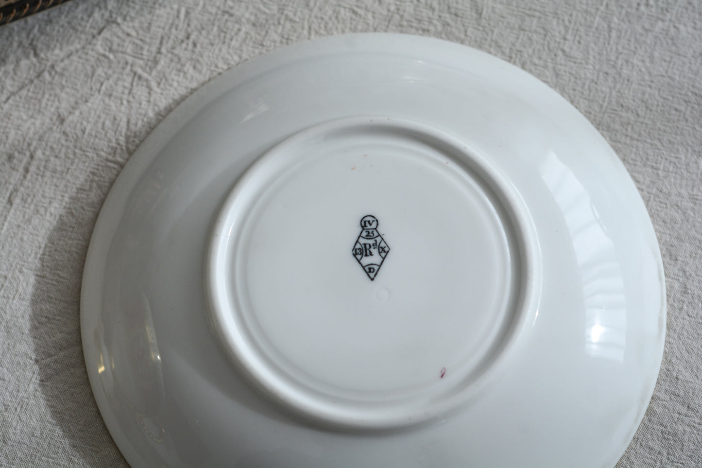 コウルドンの素晴らしいティートリオ。カップのハンドルはロープハンドルと呼ばれるデザインで、コウルドン前身のブラウンウエストヘッドムーア社が製造していたデザインです。リッジウェイ時代の豪華絢爛な作風を残しつつ、より洗練されたデザインへと昇華していったブラウンウエストヘッドムーア社。ロープハンドルはそんなブラウンウエストヘッドムーアの代表的なデザイン。数も少ないので大変人気があります。カップにはコウルドンのバックスタンプがあるのでコウルドンが引き継いで作られたお品だと思うのですが、ソーサーのダイヤモンドマークは1868年9月25日に登録されたことを示しています。ソーサーだけ古い感じはしないので、このダイヤモンドマークはこのお品ではなく、デザインの商標登録を示しているのかもしれません。アンティークは色々なストーリーを考える楽しみを与えてくれますね。