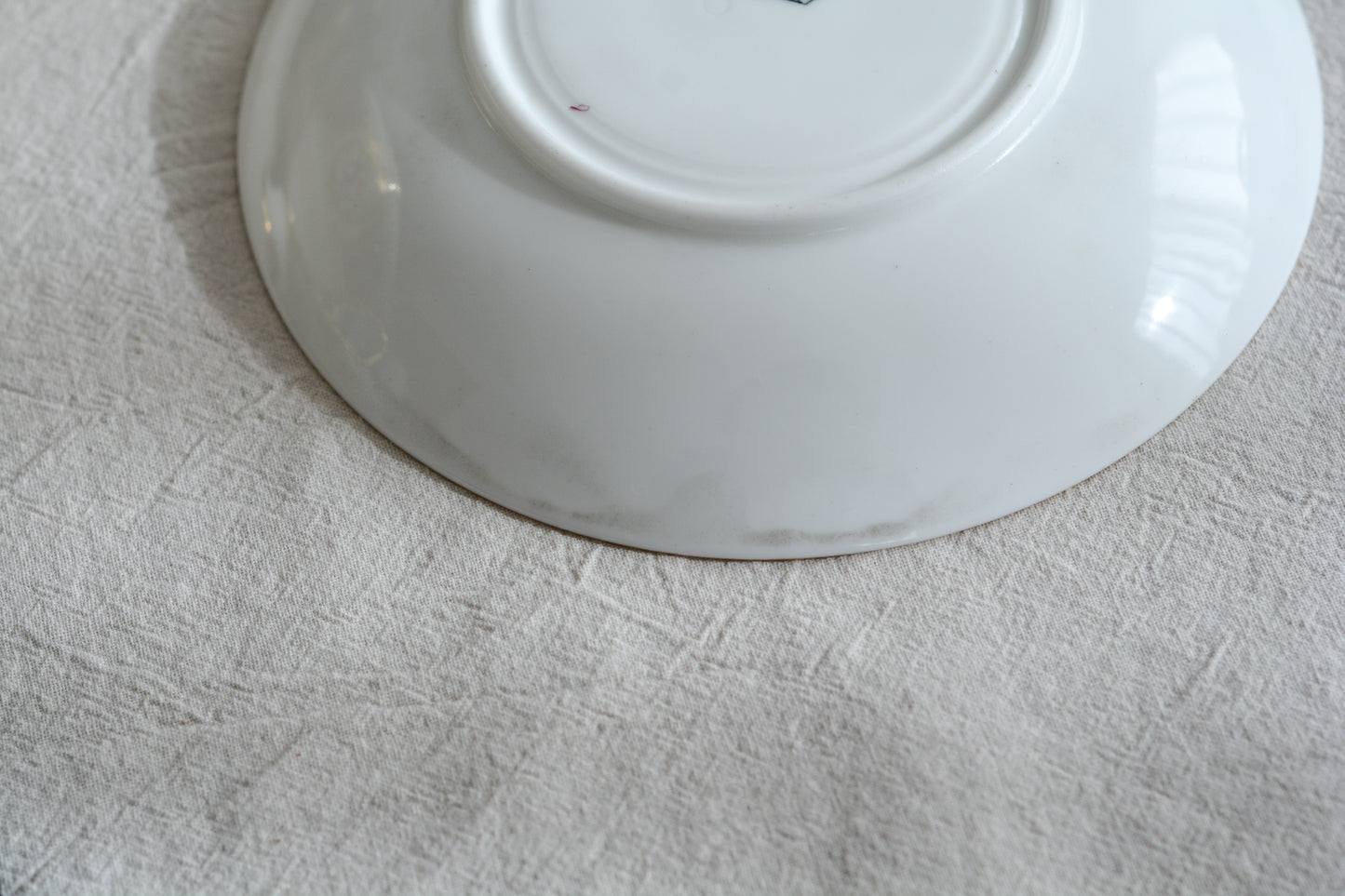 コウルドンの素晴らしいティートリオ。カップのハンドルはロープハンドルと呼ばれるデザインで、コウルドン前身のブラウンウエストヘッドムーア社が製造していたデザインです。リッジウェイ時代の豪華絢爛な作風を残しつつ、より洗練されたデザインへと昇華していったブラウンウエストヘッドムーア社。ロープハンドルはそんなブラウンウエストヘッドムーアの代表的なデザイン。数も少ないので大変人気があります。カップにはコウルドンのバックスタンプがあるのでコウルドンが引き継いで作られたお品だと思うのですが、ソーサーのダイヤモンドマークは1868年9月25日に登録されたことを示しています。ソーサーだけ古い感じはしないので、このダイヤモンドマークはこのお品ではなく、デザインの商標登録を示しているのかもしれません。アンティークは色々なストーリーを考える楽しみを与えてくれますね。