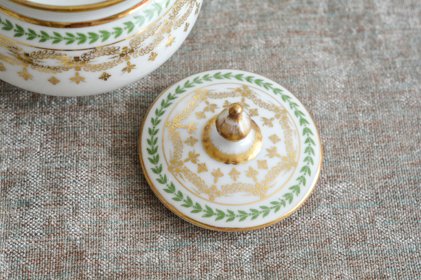 フランスのリモージュ、ジャン・プーヤ工房のシュガー入れです。絵柄はシンプルですが、上品でクリスマスのティータイムやテーブルコーディネートにぴったりなお品。テーブルを彩ります。クリスマス企画の特別価格になっています。 同じデザインのティートリオ、ミルクジャグ、サービングプレート、小さなプレート、とても小さなプレートのセットを別で掲載していますのでセットでコーディネートもお楽しみいただけます。