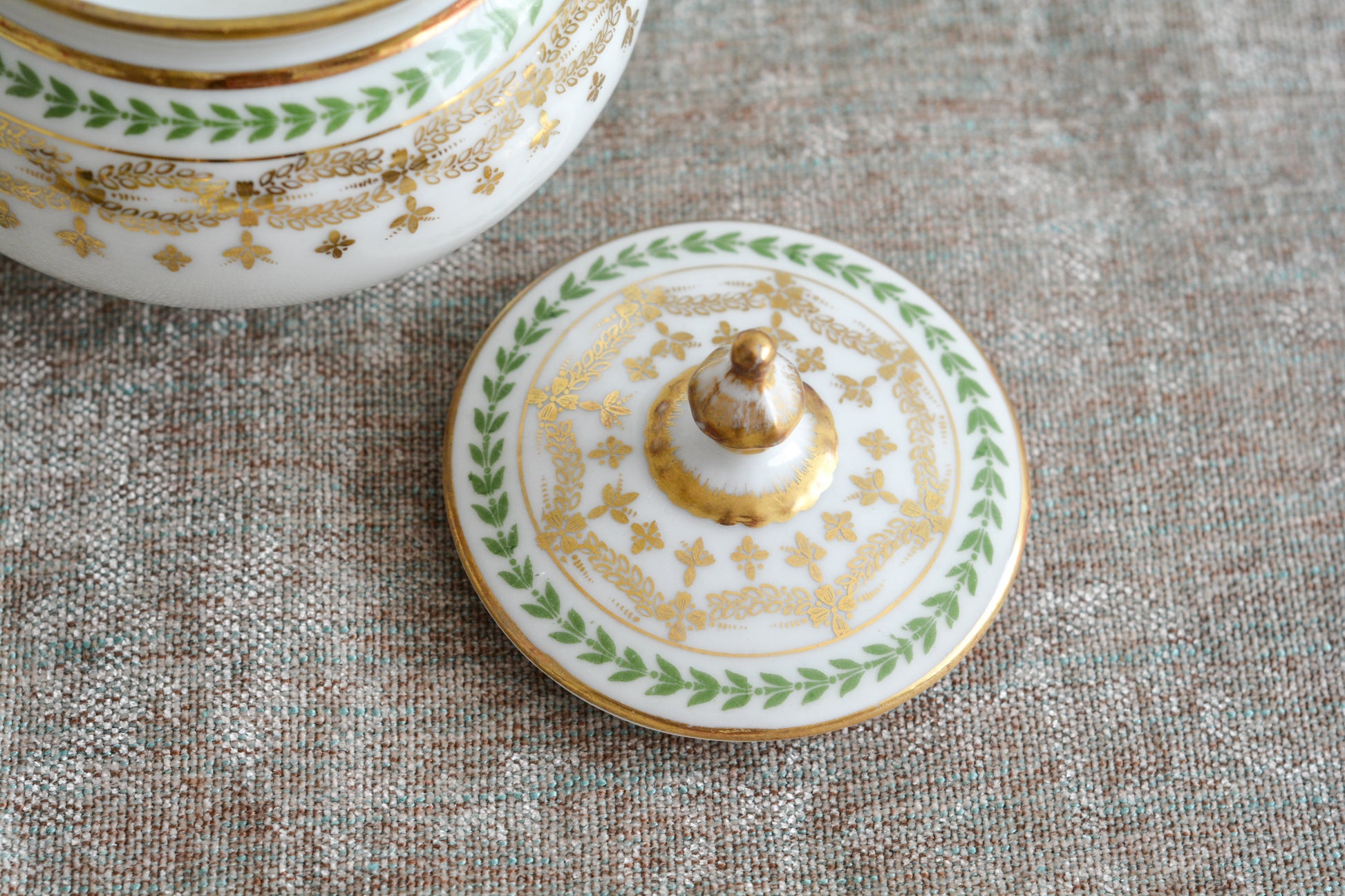 フランスのリモージュ、ジャン・プーヤ工房のシュガー入れです。絵柄はシンプルですが、上品でクリスマスのティータイムやテーブルコーディネートにぴったりなお品。テーブルを彩ります。クリスマス企画の特別価格になっています。 同じデザインのティートリオ、ミルクジャグ、サービングプレート、小さなプレート、とても小さなプレートのセットを別で掲載していますのでセットでコーディネートもお楽しみいただけます。