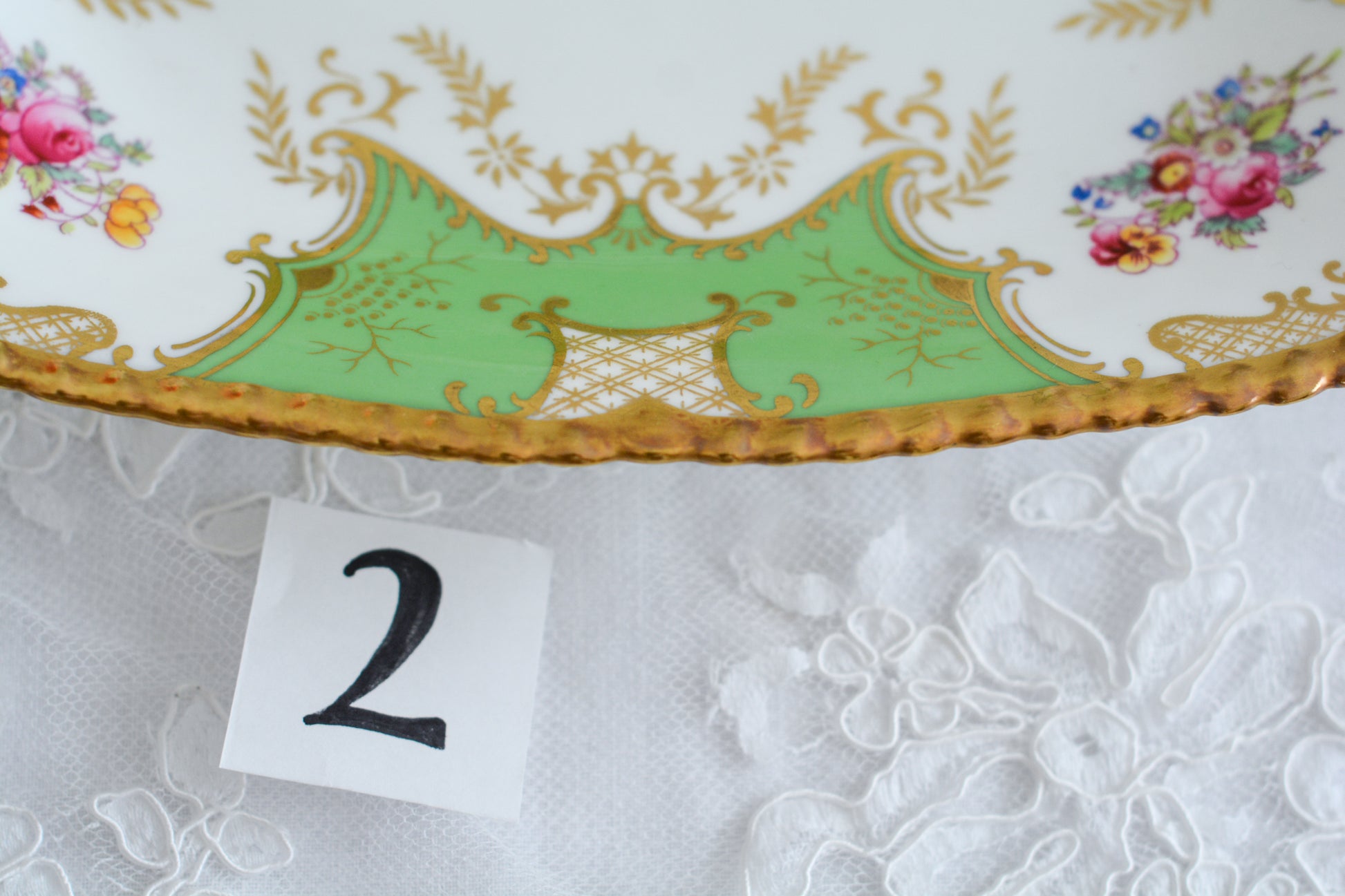 コールポートの人気シリーズ、バットウィング。カラーバリエーションも豊富なシリーズです。こちらは明るい雰囲気のアップルグリーンカラーの美しいB&Bプレート。サンドイッチやスイーツなど盛り付けてお楽しみくださいね。こちらは1枚の価格です。全部で2枚ございます。少しずつデザインが違いますので①〜②からお選びください。