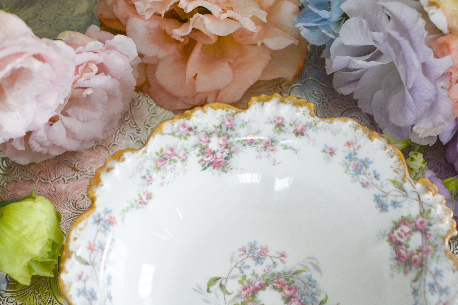 フランスのリモージュ、ジャン・プーヤ工房の可愛らしいボウル。淡いカラーが優しい雰囲気です。フルーツを盛り付けたり、ボンボンやトラジェを盛り付けたら素敵だなと思います。バラと勿忘草の組み合わせはやっぱり可愛い!!です。色々なお菓子を盛り付けてみてくださいね!