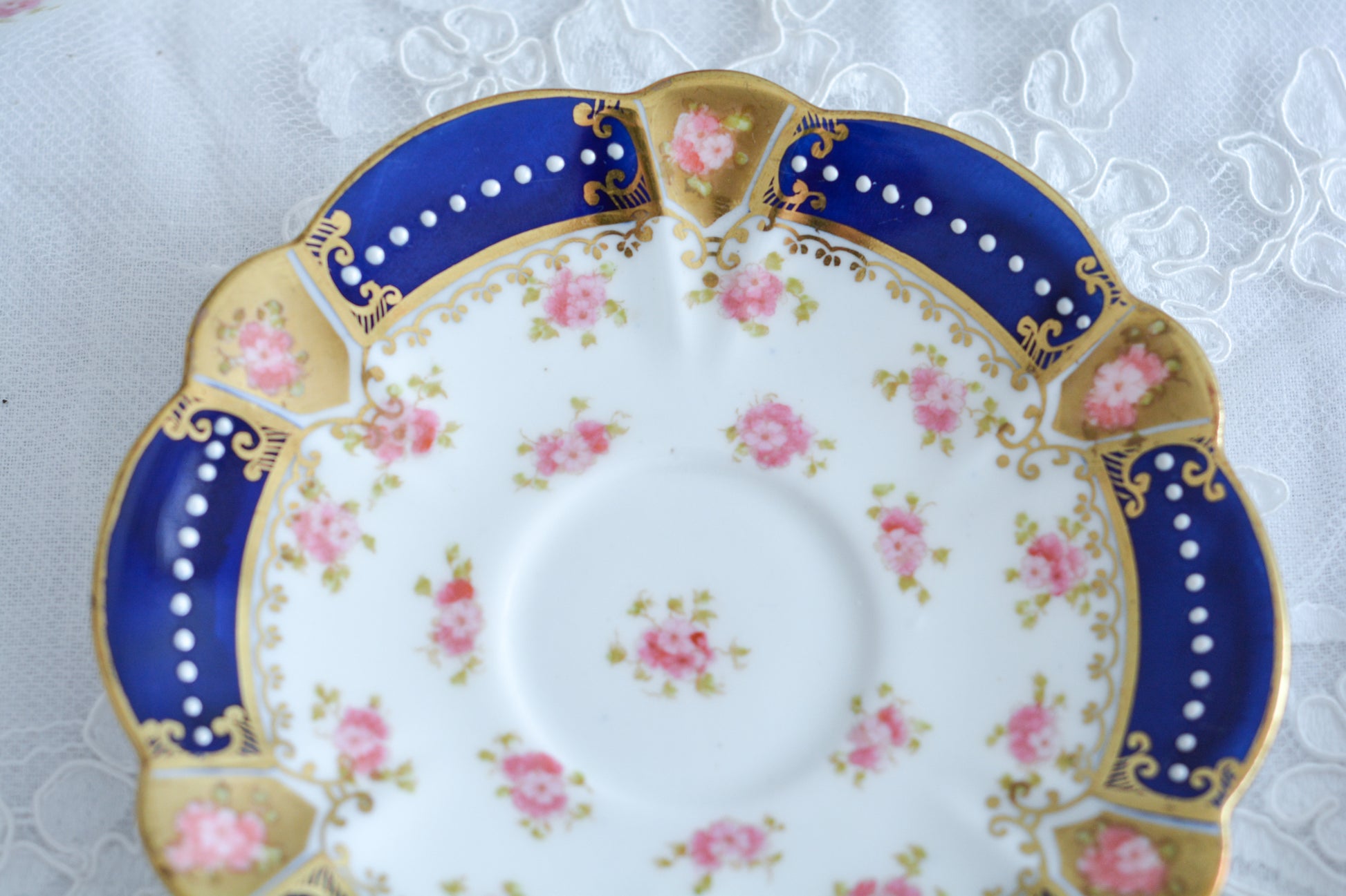 アレートンというメーカーの美しいティートリオです。アレートンは1859年から1942年まで続いたメーカーで、1912年からはコウルドンに買収されました。バックスタンプはコウルドンに引き継がれる以前の物です。美しいコバルトブルーにエナメルのジュールがうってあって、とってもエレガントなティーセットです。カップ&ソーサー、サイドプレート、デザートプレートの4ピースのセットで、お一人分のティータイムにぴったりです。