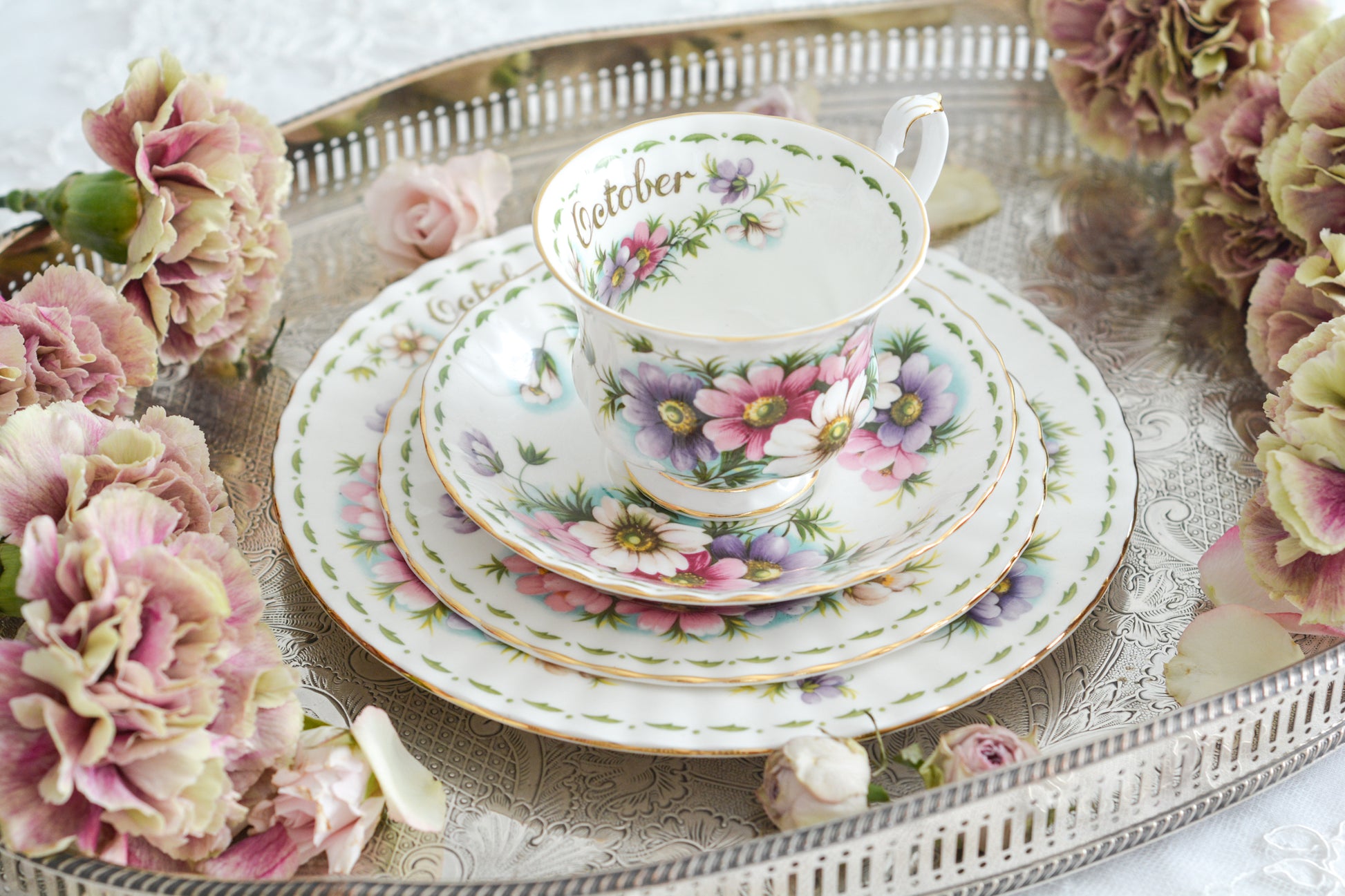 ロイヤルアルバートの人気シリーズの一つ、「フラワーオブザマンス」1月から12月までそれぞれの季節のお花がモチーフのシリーズで、ついつい集めたくなってしまう魅力があります。今回ご紹介するのは、10月(Octber)。10月のお花はコスモスです。柔らかな色合いのコスモスにターコイズブルーがアクセントの可愛らしいセットです。今回はティートリオにデザートプレートのついた珍しい4ピースセットが入荷しました!秋のティータイムをお楽しみください。