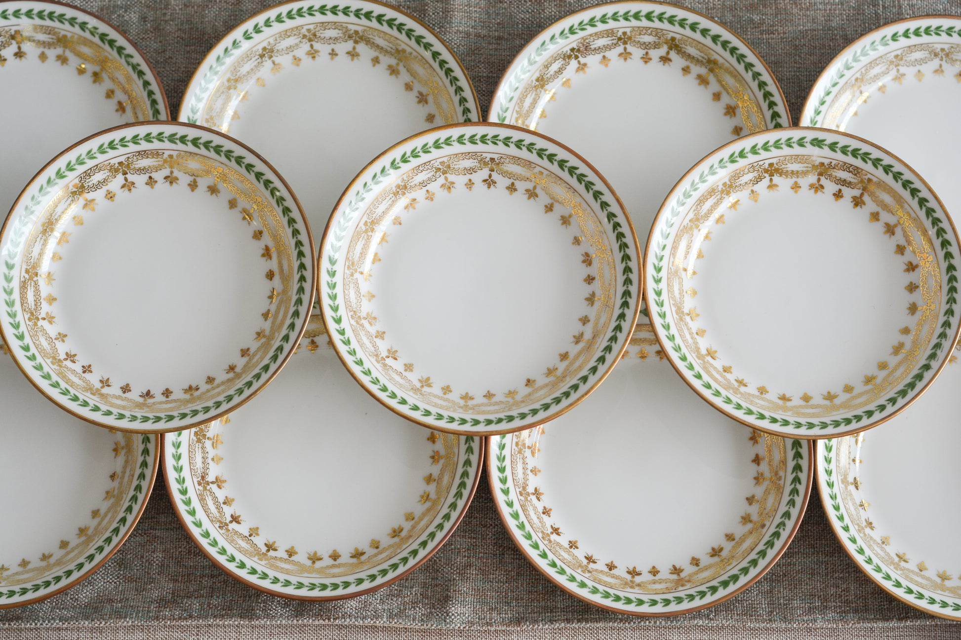 フランスのリモージュ、ジャン・プーヤ工房の小さなプレートです。シンプルですが、上品なデザインでクリスマスのテーブルを盛り上げます。ぜひクリスマスのティータイムをお楽しみいただきたいです。日本の豆皿のようなお皿でちょっとしたスイーツや、オードブルを盛り付けても素敵です。 クリスマス企画の特別価格になっています。価格は1枚の価格です。在庫が全部で12枚ございます。状態の良いものから順番にお送りいたします。