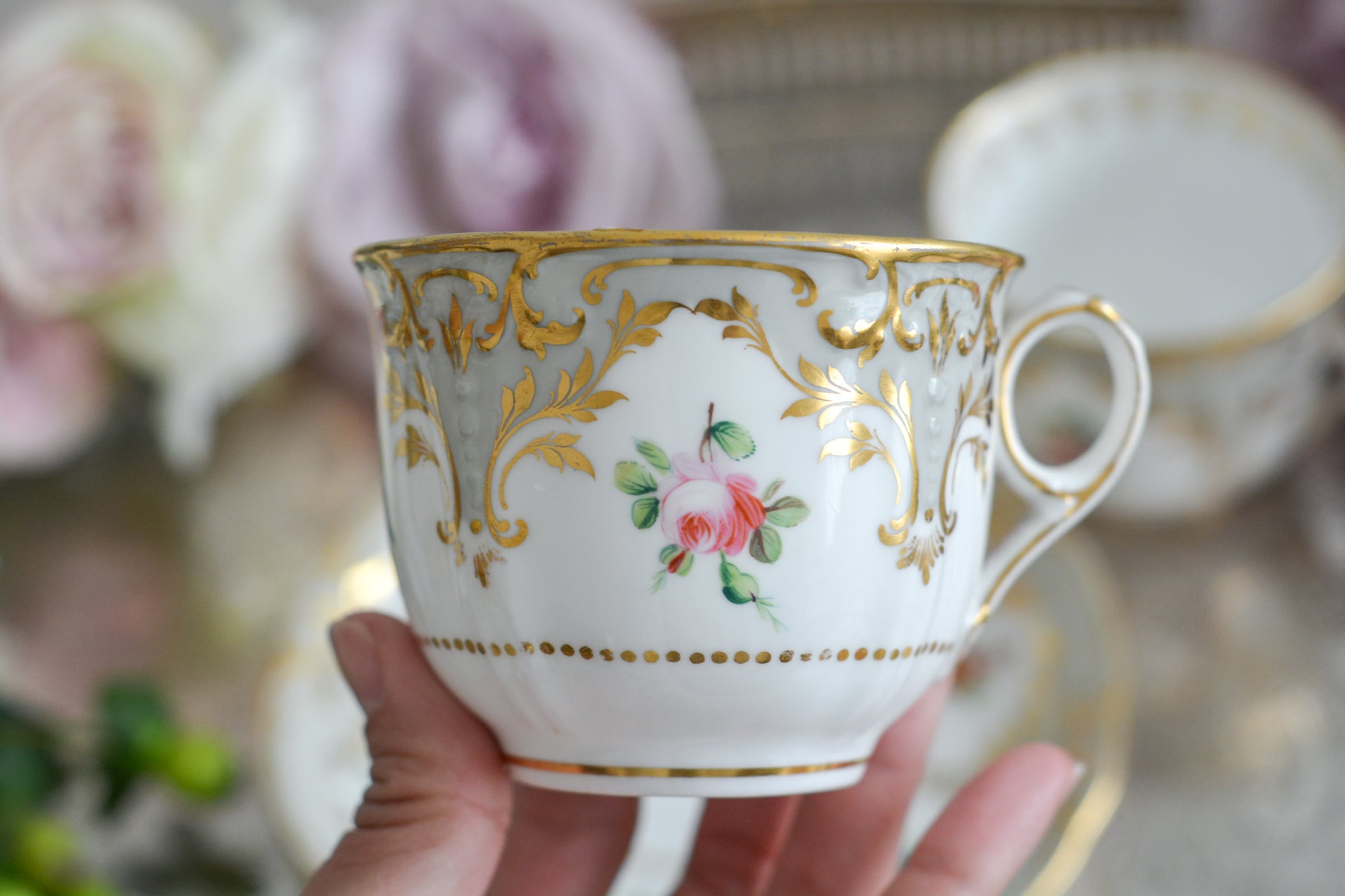 トゥルートリオは、ティーカップ、コーヒーカップ、ソーサーのセットで1800年代中頃まではトリオといえばトゥルートリオが主流でした。こちらはバックスタンプなどはないのですが、ソーサーの裏面にうっすらとMINTONと確認できます。美しいハンドペイントの絵付けはさすがミントン。ミントンの絵付けは繊細で優しいタッチですね。リングハンドルもエレガントです。とても状態の良いお品で、紅茶もコーヒーもお楽しみいただけます。素敵なティータイムをお過ごしください。