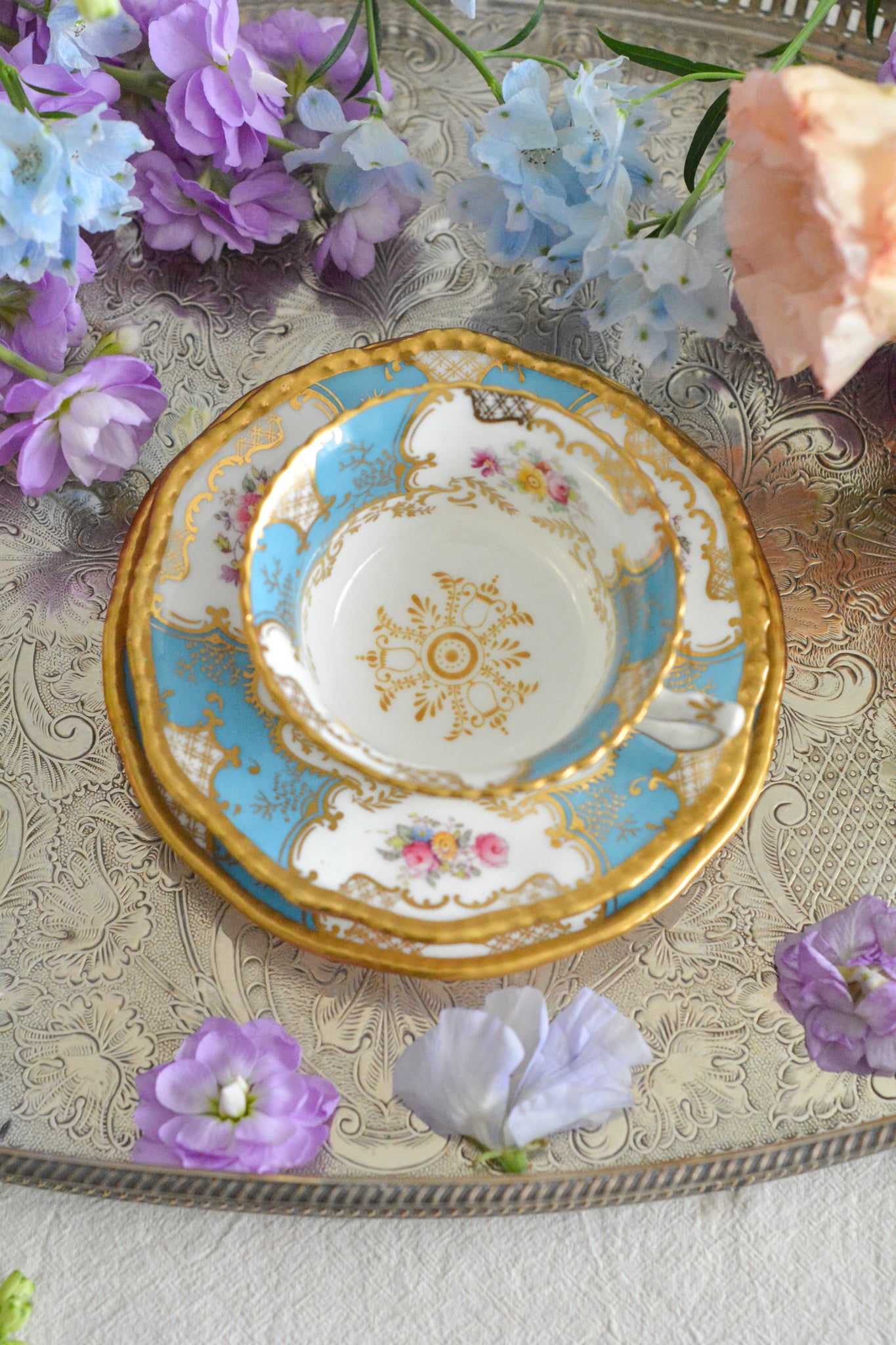 コールポートの代表作と言ってもいい、バットウィングシリーズ。カラー展開が豊富でレアカラーと呼ばれる貴重かつ人気のカラーがあります。その中でもターコイズブルーは幻と言われるほどレアなカラー。前回ご紹介できた時もとても嬉しかったのですが、また出会うことができて本当に嬉しく思います。手に取ると、宝石のようにキラキラと輝くターコイズブルーに金彩のコントラスト、美しいシェイプ。本当に素晴らしい、心が躍るカップです。