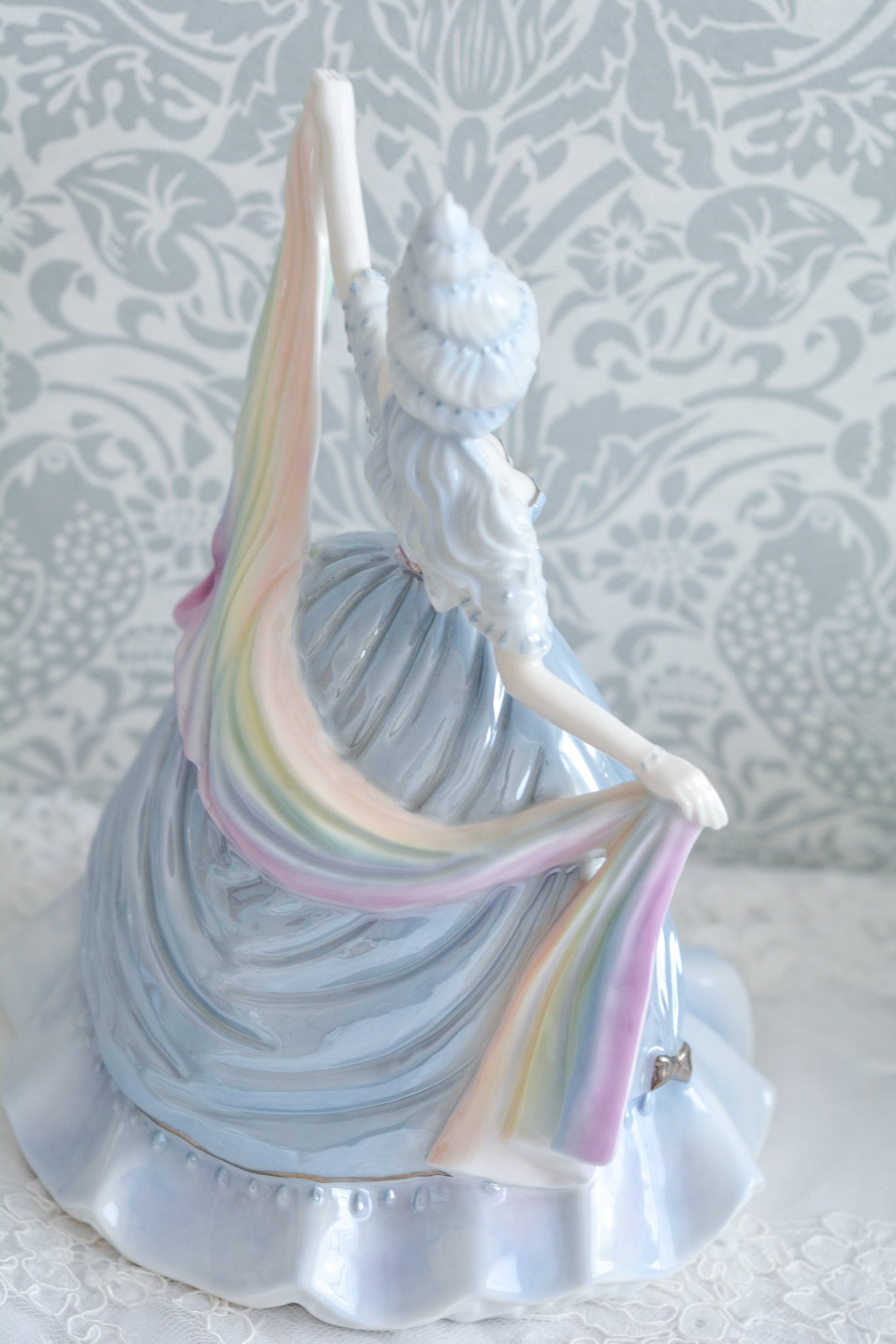 コールポートはフィギュリンをたくさん作っていて、たくさんのシリーズがあります。人気はあるけれど日本ではほとんど見かけないシリーズの1つ。「The millennium Ball」というシリーズで、この「Rain」と、「Moon」「 Forest」「Time」「Sun」の5種類から構成されています。このRainはパステルカラーでキラキラしていて、まるでファンタジーの世界からやってきてよう!このシリーズは個人的にも好きなシリーズで、時間をかけて探しました!今回ご紹介できて嬉しいです。製造数がとても少ないため探すのが大変困難なお品です。