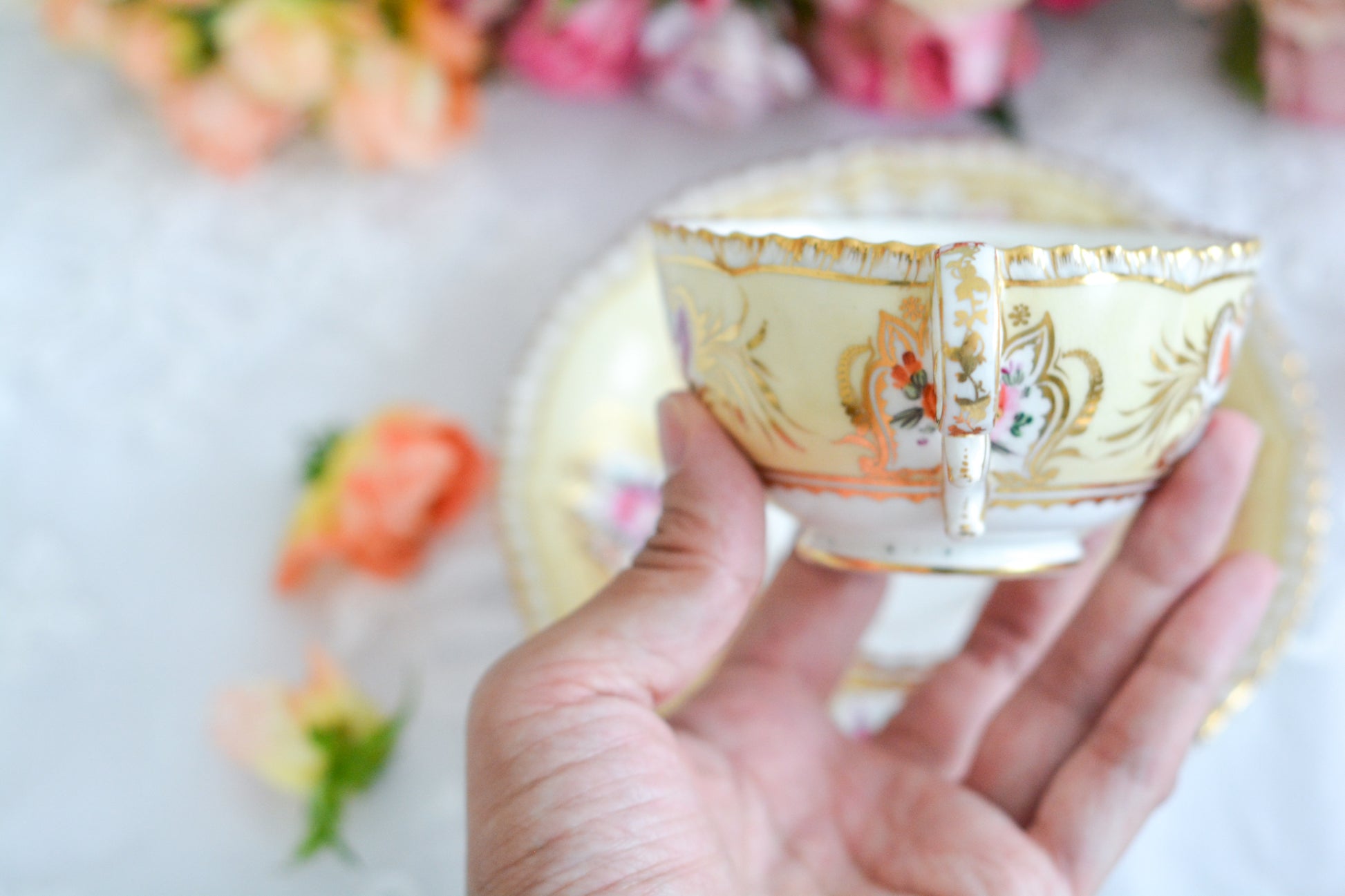 コールポートのペンブロークシェイプと呼ばれるシェイプのカップです。縁の飾り模様が特徴的で1820年代後半に作られたとても古い作品です。豪華な縁飾りに手描きで描かれた美しい花々、エレガントなリングハンドル。約200年前に作られ、この持ち主の貴族はこんな美しいカップでどんな優雅なティータイムを過ごしていたのでしょうか。