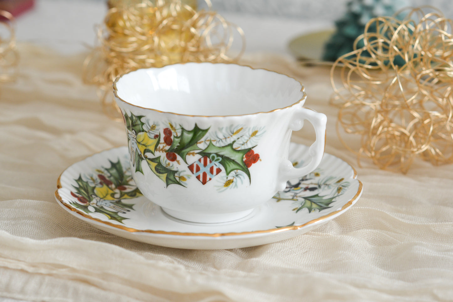 ハマースレイのクリスマスの絵柄のカップ&ソーサーは、ヒイラギにプレゼントやステッキ、お人形などクリスマスらしいモチーフがたくさん。とっても可愛らしいカップです。クリスマスのワクワクする気持ちをさらに盛り上げてくれそうですね。今回1客だけ入荷できました!ぜひクリスマスのティータイムをお楽しみくださいませ。