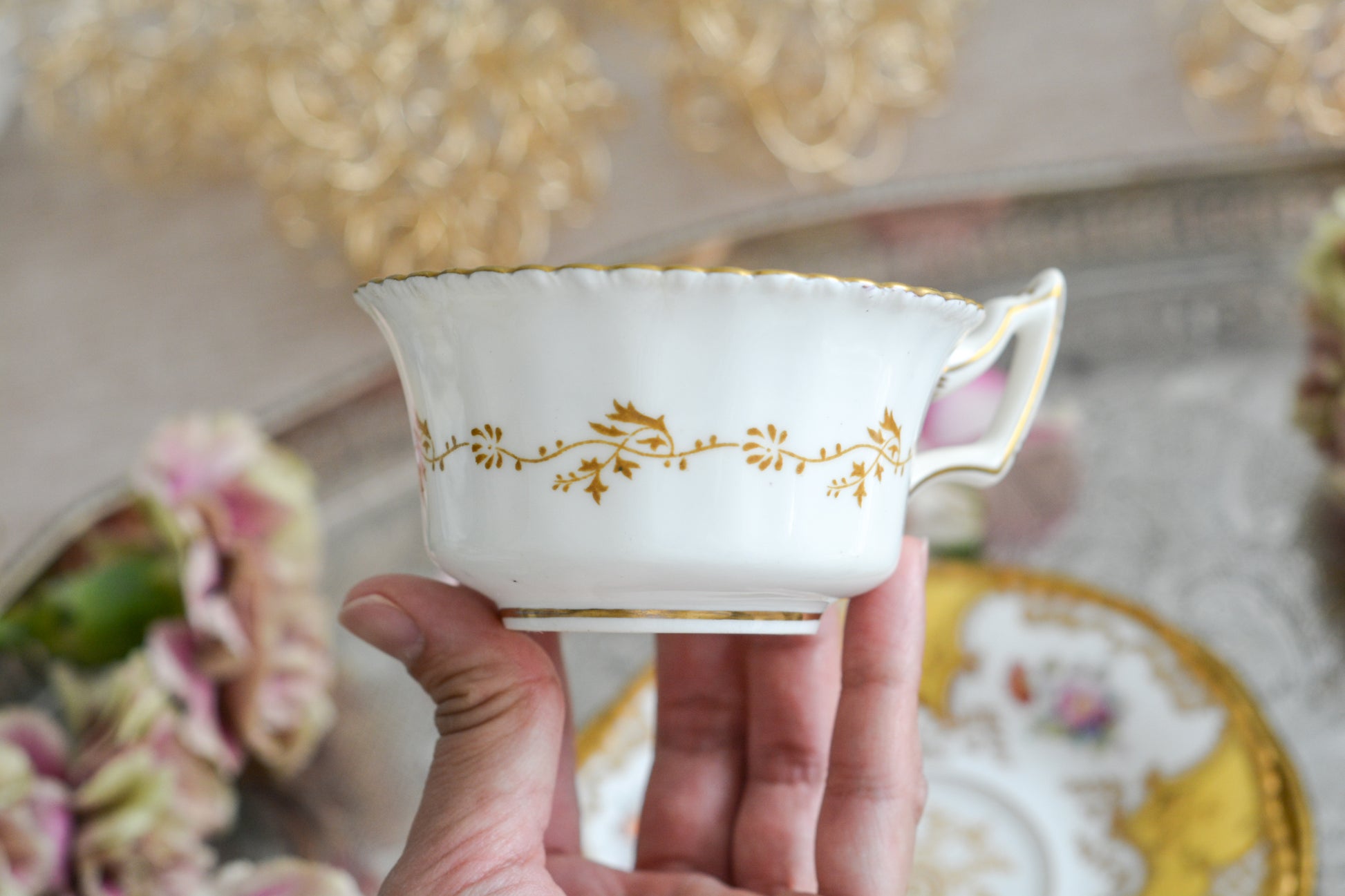 コールポートの人気シリーズ、バットウィングシリーズ。レアカラーのイエローカラーのトリオです。イエローのバットウィングは、鮮やかなイエローカラーが美しく、とても華やかな印象です。最近はバットウィングシリーズは探すことがより困難になっております。残念ながらカップにヒビが入っている為に観賞用となっております。(水漏れしたり、カップ自体が割れてしまう可能性があるため、カップに紅茶などを入れることは難しいです)ソーサーとサイドプレートはとても良い状態です。カップにヒビはあるものの観賞用としては大変美しく、貴重なお品です。ぜひコレクションとしてこのカップをお楽しみください。