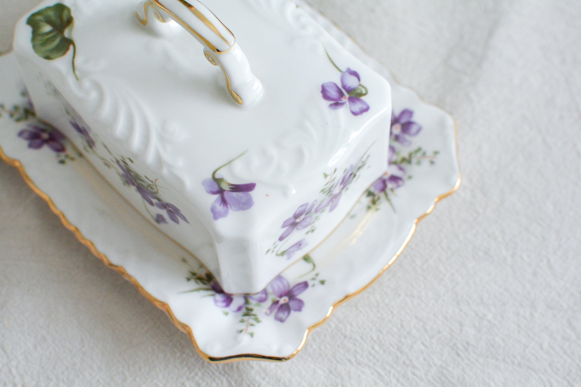 ハマースレイの人気シリーズ、ヴィクトリアンバイオレットシリーズ。珍しいバターディッシュです。お馴染みの可憐なすみれの模様が美しく、蓋の持ち手もハマースレイらしいとてもエレガントなデザイン。バターはもちろん、小さなお菓子を入れてゲストをおもてなししても素敵ですね。ティータイムを華やかに盛り上げてくれるアイテムです。