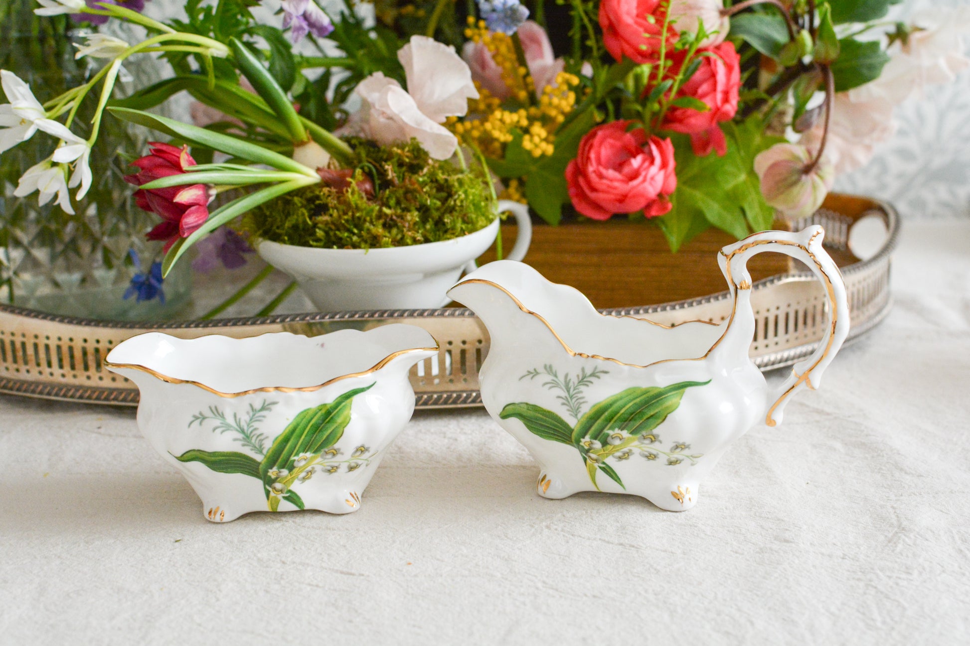 ハマースレイのスズランの絵柄が可愛らしいシュガー入れとミルクジャグ。このスズランのシリーズは人気がありますが、ヴィクトリアンバイオレットよりも生産数が少ないのか、なかなか見つかりません。優美なシェイプと美しいスズランの模様がとてもマッチしていて素敵なお品です。こちらはシュガー入れとミルクジャグの2点セットです。