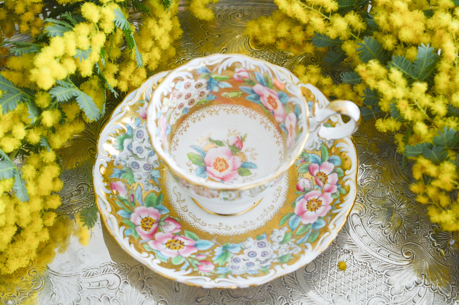 コールポートのロココリバイバル作品の人気のシェイプ、アデレードシェイプ。いろいろなデザインが作られていていますが、こちらのデザインは初めて見ました。ハンドペイントで描かれたお花は野ばらでしょうか?とても華やかなお品です。こちらは元々ティーカップとコーヒーカップ、ソーサーのセットだったと思われますが、コーヒーカップとソーサーのセットになっています。美しいお花がたくさん咲いたような美しいカップと共に春のティータイムをお楽しみください。