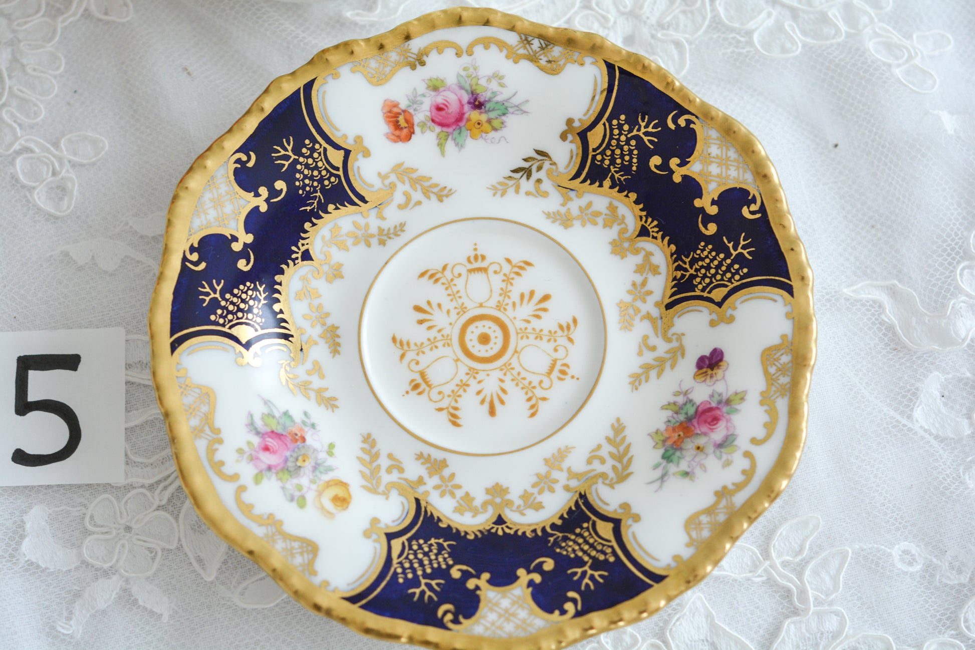 コールポートの代表作と言ってもいい、バットウィングシリーズ。こちらはコバルトブルーのティートリオです。重厚感のあるコバルトブルーと金彩のコントラスト、美しいシェイプ。凛としさ美しさがありオーラを感じます。最近はバットウィングも探すのがとても困難になってきました。心が躍るカップでティータイムをお楽しみいただけたら嬉しいです。こちらは1セットの価格です。全部で6セット在庫がございます。状態で価格が変わります。