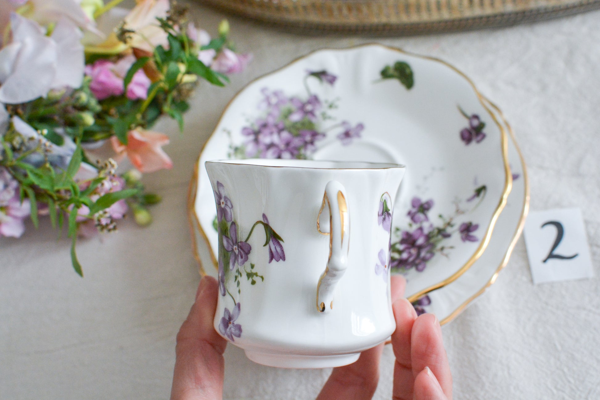 ハマースレイの人気シリーズ、ヴィクトリアンバイオレットシリーズのティートリオ。可憐なすみれの模様と優雅なシェイプがとても美しいお品です。製造年代などですみれの模様が少しずつ違い、それぞれに魅力があります。ハマースレイらしいエレガントなデザインでおうちティータイムを華やかに盛り上げてくれます。こちらは1セットの価格です。在庫が2セットあり、絵柄や色味が少しずつ異なります。トリオ①〜②からお選びください。