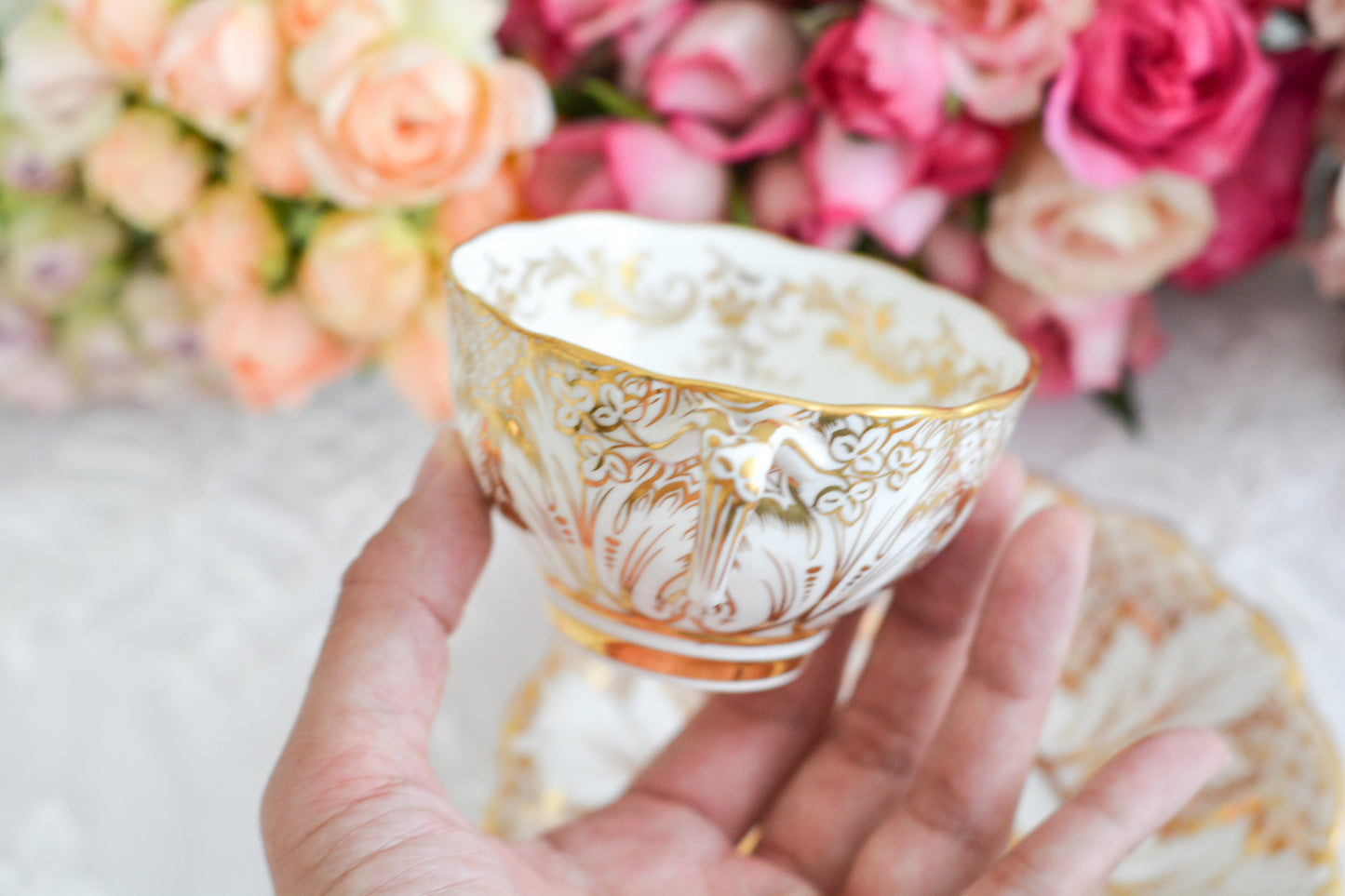 コウルドンがリッジウェイのフォリエージシェイプ(Foliage Shape)をリバイバルしたお品。ハンドル部分には葉っぱの模様がついていてとても可愛らしいシェイプです。リッジウェイは力強く豪華な作風という印象で、後身のコウルドンはより時代や流行に敏感で繊細で美しいデザインの作品をたくさん作っています。リッジウェイのフォリエージシェイプはいろいろなパターンがありますが、こちらは特に豪華なデザインで個人的にもフォリエージシェイプは大好きなデザイン。コウルドン時代にも受け継がれていたことを嬉しく思っています。