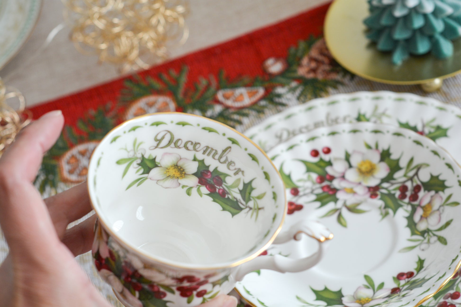 ロイヤルアルバートの人気シリーズの一つ、「フラワーオブマンス」1月から12月までそれぞれの季節のお花がモチーフのシリーズで、ついつい集めたくなってしまう魅力があります。今回ご紹介するのは、12月(December)。12月のお花はクリスマスローズです。ヒイラギに可憐なクリスマスローズがクリスマスの季節にぴったりなデザイン。とっても華やかなお品でクリスマスのテーブルを彩ります。
