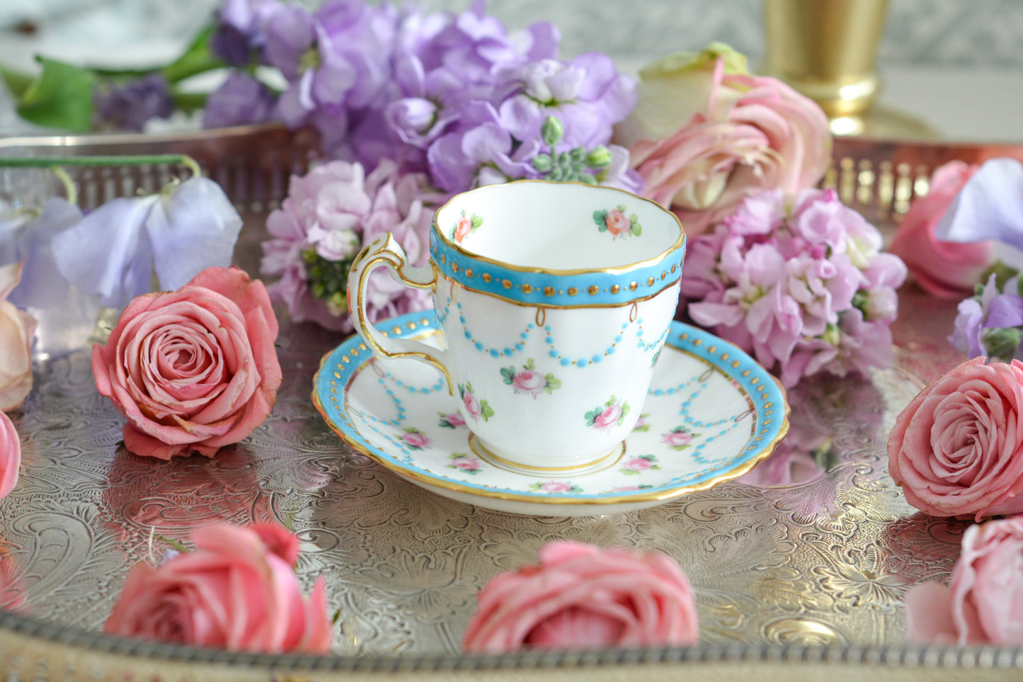 ミントンの美しいデミタスカップ。ミントンブルーにエレガントなデザイン。さすがミントン!ですね。小さなカップにぎゅっと魅力が詰まったお品です。 ミントンは女性の絵付け師さんが他のメーカーよりもたくさん活躍していたと本で読んだことがあります。ミントンのエレガントで美しいデザインはそんな理由もあるのかもしれません。カップのハンドルに製造時にできたと思われる傷と、ソーサーにヘアライン(貫通はしていません)があるので実用にはお勧めしませんが、ぜひたくさん眺めて愛でていただきたい、芸術的なカップです。