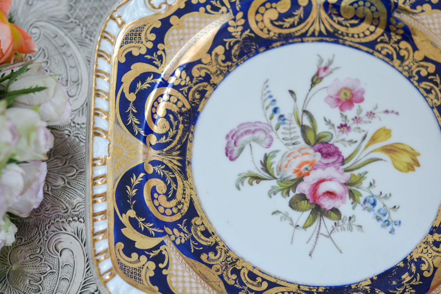 スポードのコバルトブルー地に豪華な金彩模様と手描きで描かれたブーケの模様が美しいプレートです。ちょっと珍しい形をしています。縁の縁飾りのような模様もとても素敵ですね。裏面にはバックスタンプではなく手描きでSpodeと記されています。とても豪華なプレートでキャビネットプレートとして飾ってもとても素敵だなと思います。