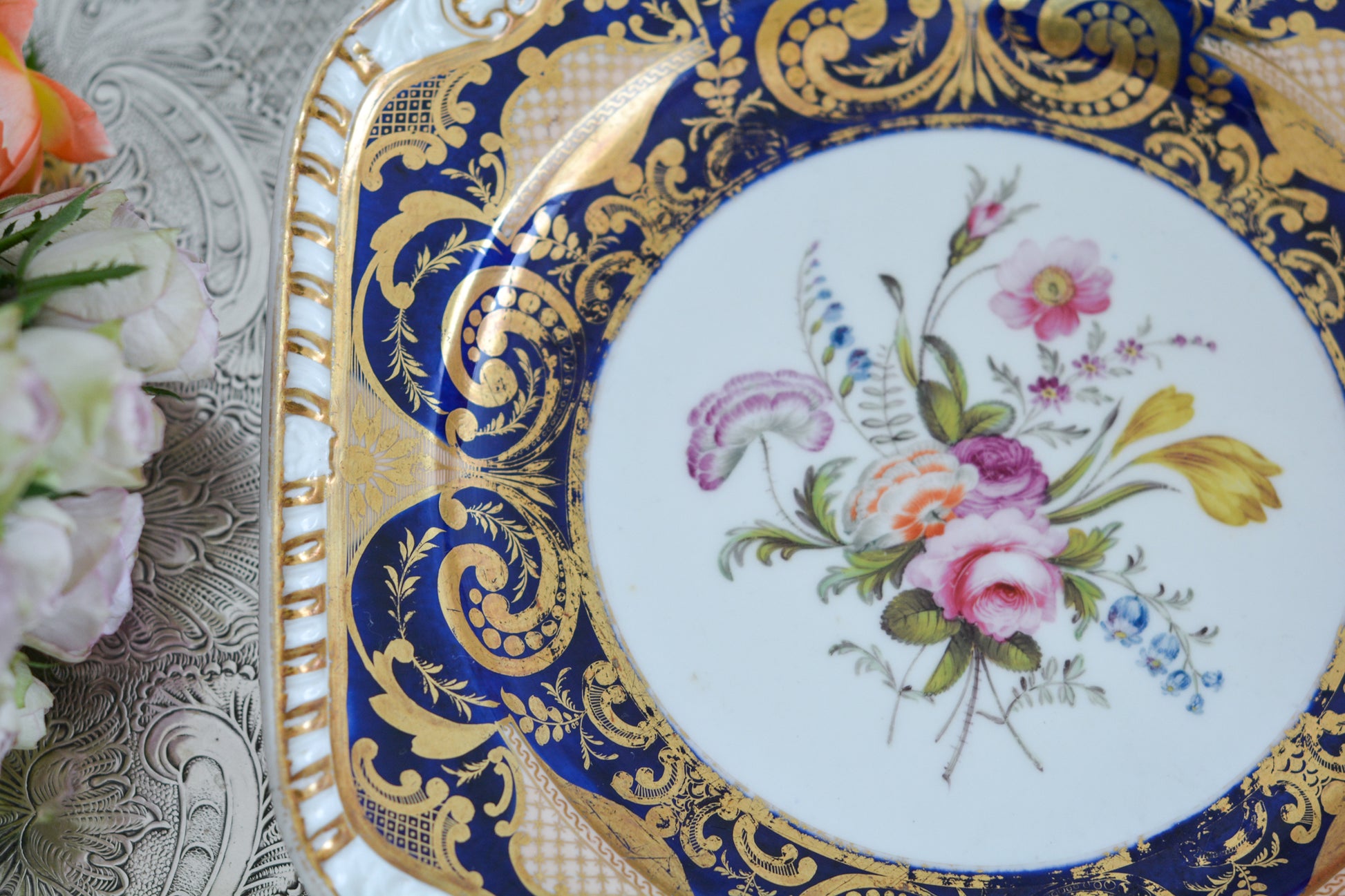 スポードのコバルトブルー地に豪華な金彩模様と手描きで描かれたブーケの模様が美しいプレートです。ちょっと珍しい形をしています。縁の縁飾りのような模様もとても素敵ですね。裏面にはバックスタンプではなく手描きでSpodeと記されています。とても豪華なプレートでキャビネットプレートとして飾ってもとても素敵だなと思います。