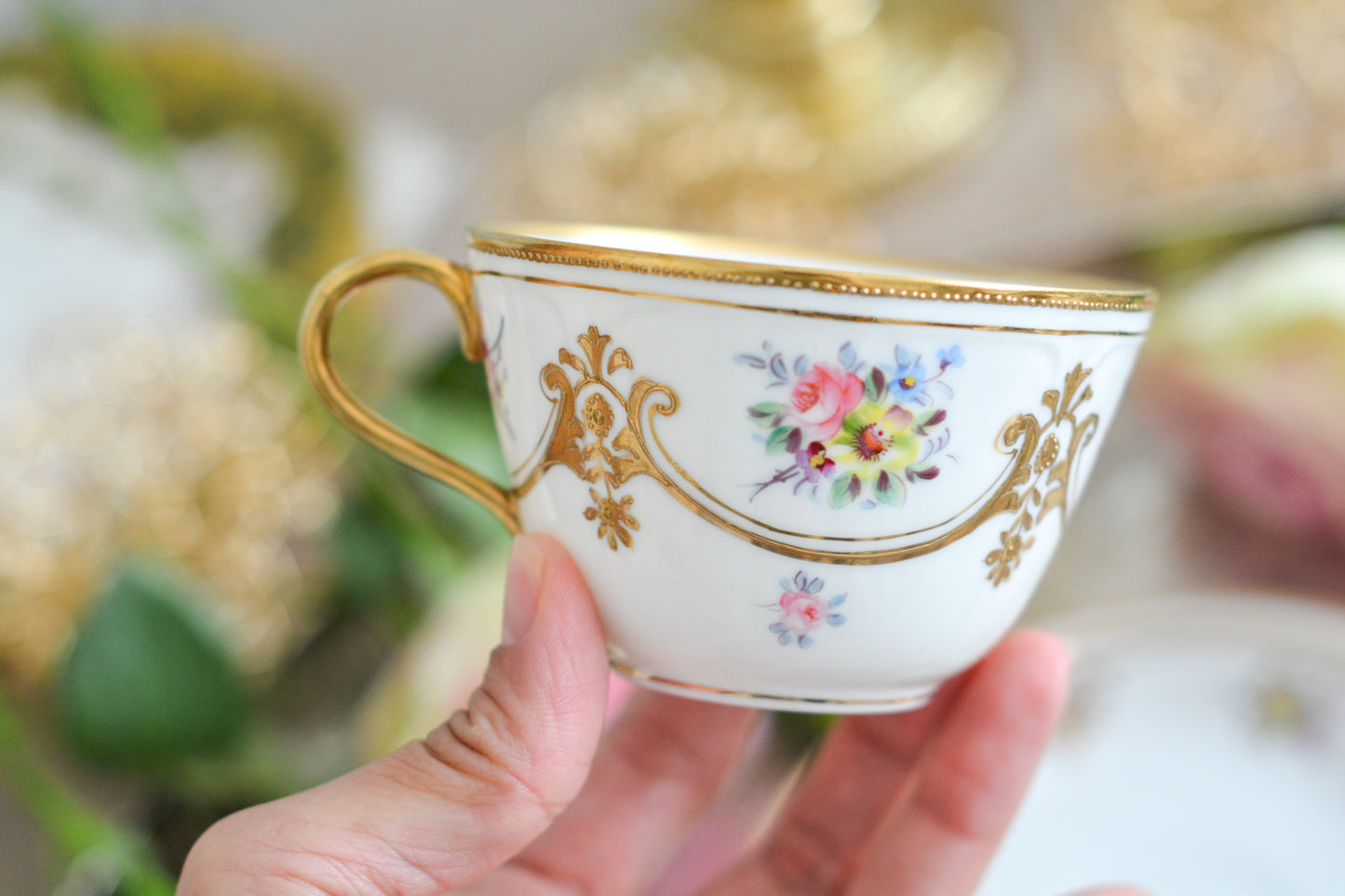 ノリタケの里帰り品のティートリオ。ハンドペイントで描かれた可愛らしいお花に金盛りの金彩の模様もとてもエレガントです。白磁がとても白く美しく気品を感じるお品。クリスマスはもちろんティータイムを華やかに盛り上げてくれるでしょう。