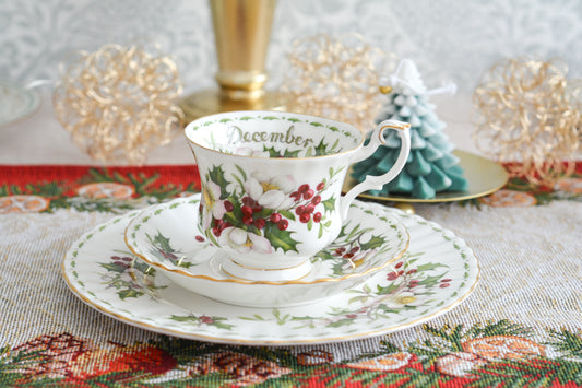 ロイヤルアルバートの人気シリーズの一つ、「フラワーオブマンス」1月から12月までそれぞれの季節のお花がモチーフのシリーズで、ついつい集めたくなってしまう魅力があります。今回ご紹介するのは、12月(December)。12月のお花はクリスマスローズです。ヒイラギに可憐なクリスマスローズがクリスマスの季節にぴったりなデザイン。とっても華やかなお品でクリスマスのテーブルを彩ります。