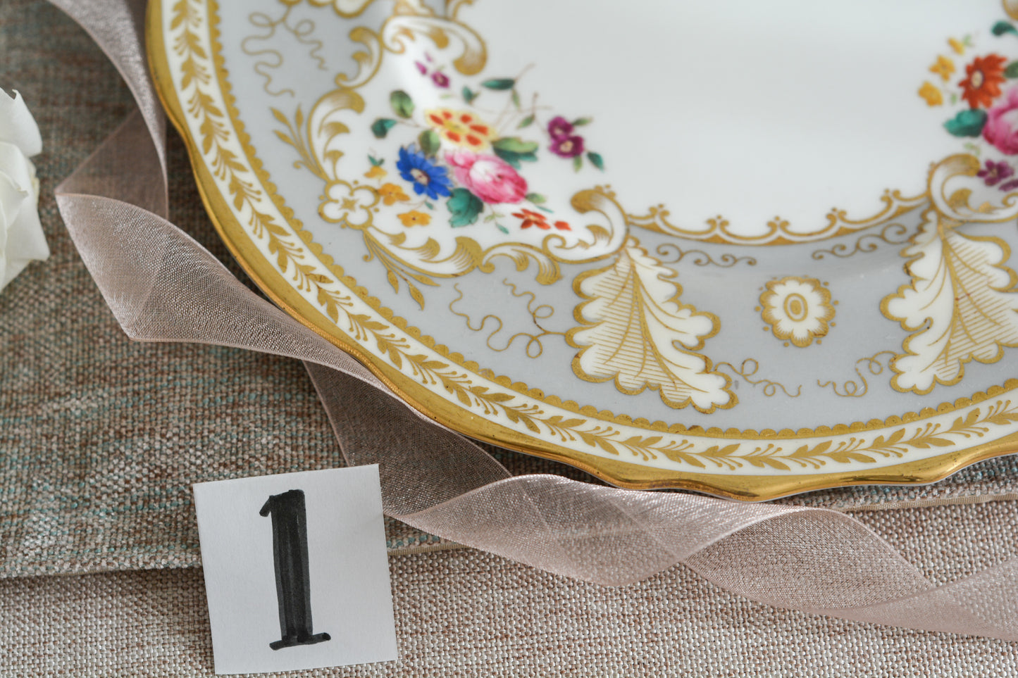 コウルドンのティファニーパターンの素敵なデザートプレートです。ハロッズがオーダーしたもので、ティファニーのスタンプはありませんが、柄はティファニーがコウルドンに特注したパターンです。ティファニーらしい上品な絵柄がとても美しくでコウルドンの中でも人気のシリーズです。当時も人気があったのでしょう。いろいろな小売店がこのパターンをオーダーしています。グレーカラーは柔らかい雰囲気で金彩との相性もいいです。とてもエレガントなプレートです。