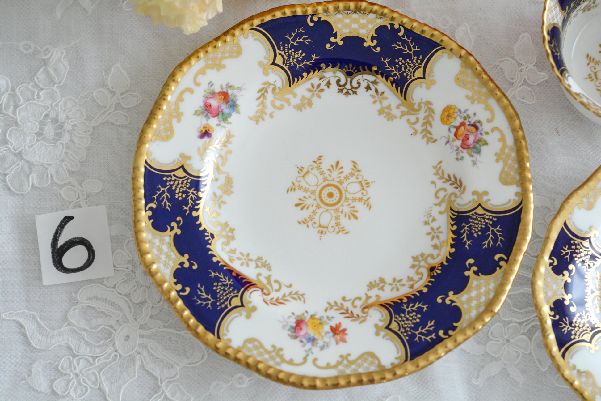 コールポートの代表作と言ってもいい、バットウィングシリーズ。こちらはコバルトブルーのティートリオです。重厚感のあるコバルトブルーと金彩のコントラスト、美しいシェイプ。凛としさ美しさがありオーラを感じます。最近はバットウィングも探すのがとても困難になってきました。心が躍るカップでティータイムをお楽しみいただけたら嬉しいです。こちらは1セットの価格です。全部で6セット在庫がございます。状態で価格が変わります。