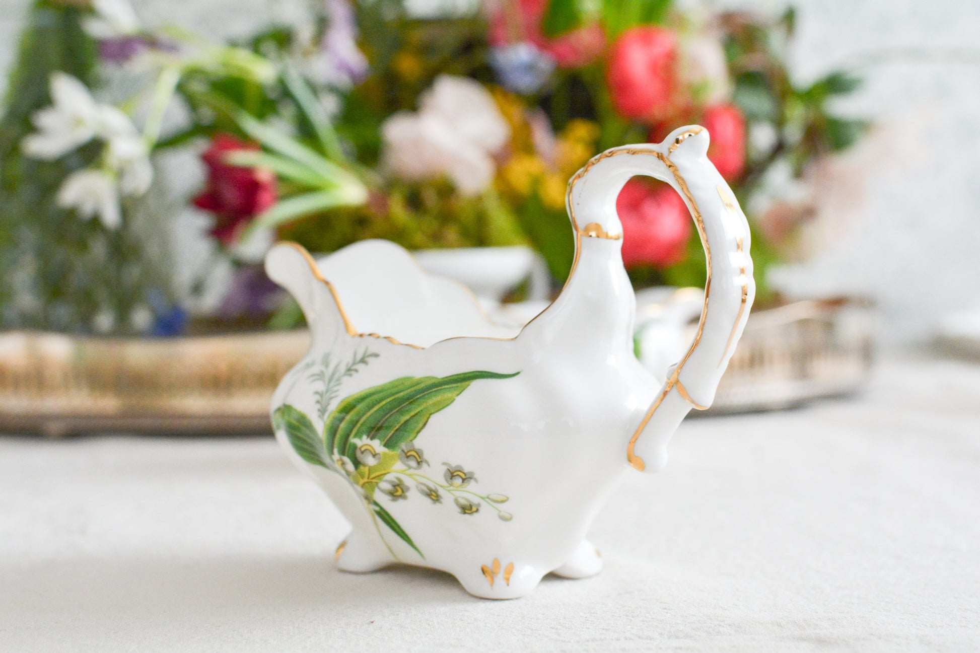 ハマースレイのスズランの絵柄が可愛らしいシュガー入れとミルクジャグ。このスズランのシリーズは人気がありますが、ヴィクトリアンバイオレットよりも生産数が少ないのか、なかなか見つかりません。優美なシェイプと美しいスズランの模様がとてもマッチしていて素敵なお品です。こちらはシュガー入れとミルクジャグの2点セットです。