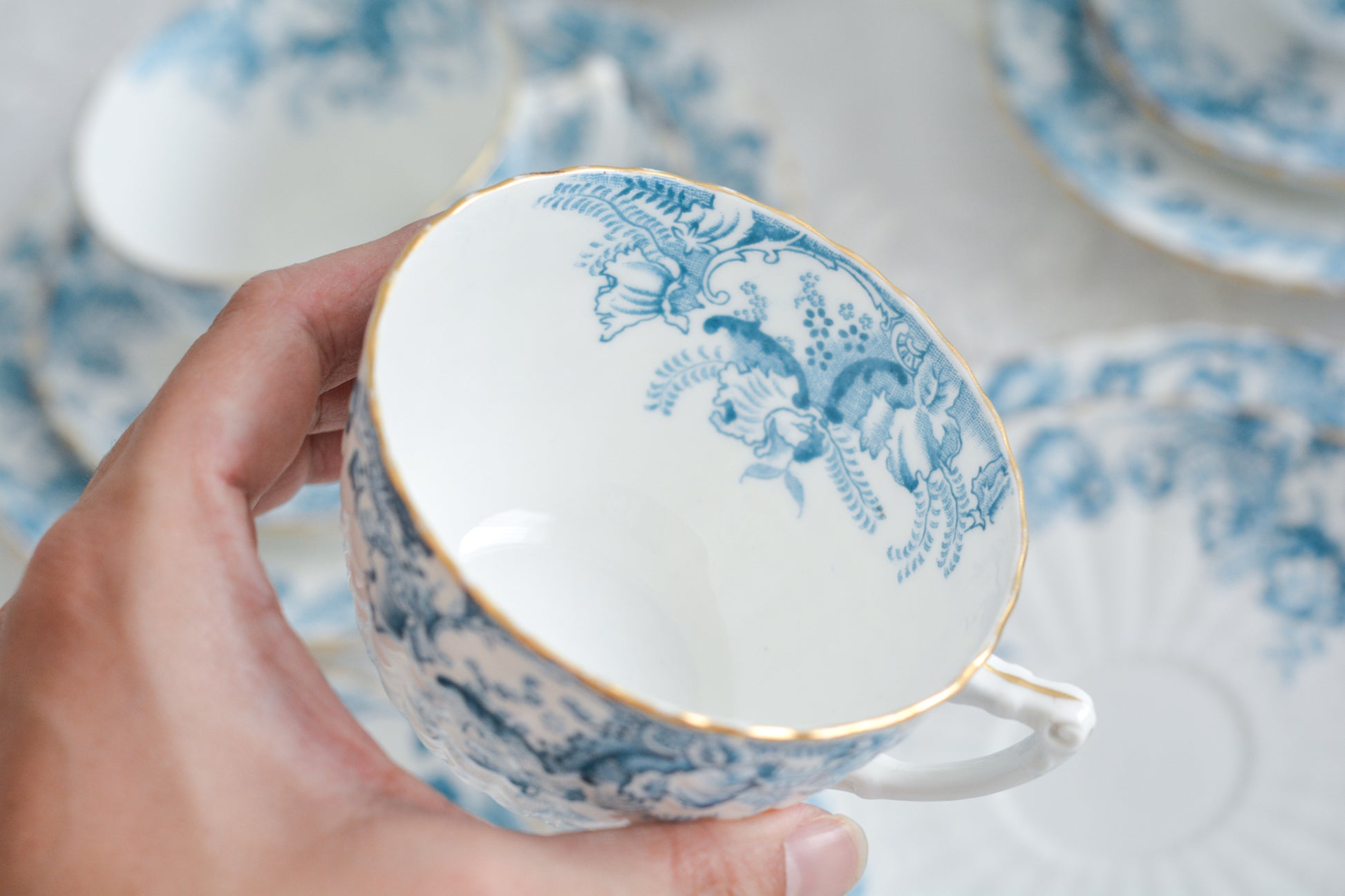 サミュエル・ラドフォードというメーカーの可愛らしいティートリオです。サミュエル・ラドフォードはスタッフォードシャーのメーカーで、1879年から1957年まで創業していました。こちらはブルーの転写模様がとても美しく地模様もとても可愛らしいお品です。同じパターンのミルクジャグ&シュガーボウル、色違いのデザートプレートも別で掲載しています。  こちらは1セットの価格です。全部で6セットあります。状態の良いものからお送りします。