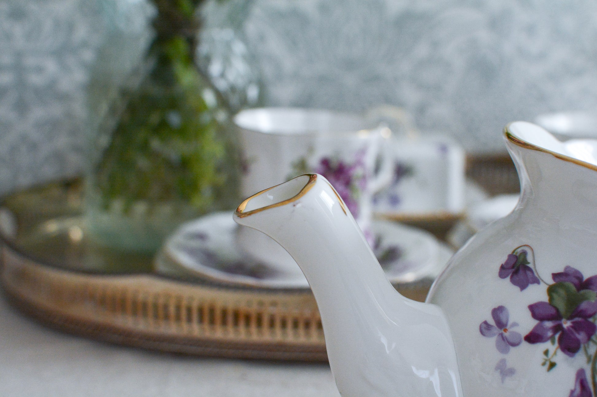 ハマースレイの人気シリーズ、ヴィクトリアンバイオレットシリーズのラージサイズのティーポットです。可憐なすみれの模様と優雅なシェイプがとても美しく、おうちティータイムを華やかに盛り上げてくれます。とても存在感があって、テーブルを華やかに盛り上げてくれます。お客さまのおもてなしにはもちろん、ご家族やご友人との楽しいティータイムにもぜひ。