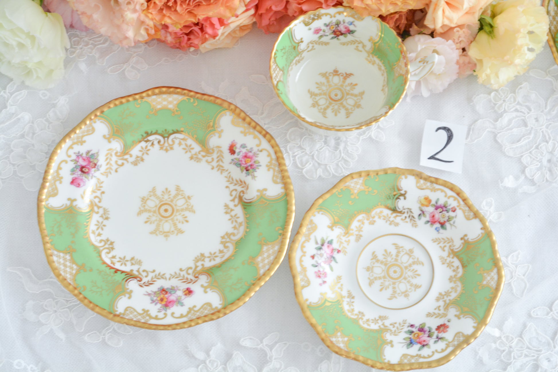 コールポートの代表作と言ってもいい、バットウィングシリーズ。こちらは明るい雰囲気のアップルグリーンのティートリオです。柔らかな印象で凛としさ美しさがありオーラを感じます。季節を選ばずお楽しみいただけるカラーですね。最近はバットウィングも探すのがとても困難になってきました。こちらはイギリスのコレクターさんからお迎えしたお品で、大切にされていたことのわかるお品達です。トリオの中央の模様の色が違ったりオリジナルのセットではないかもしれませんが、美しいトリオです。ご縁をお繋ぎできたら嬉しく思います。こちらは1セットの価格です。全部で6セット在庫がございます。①〜⑥からお選びください。