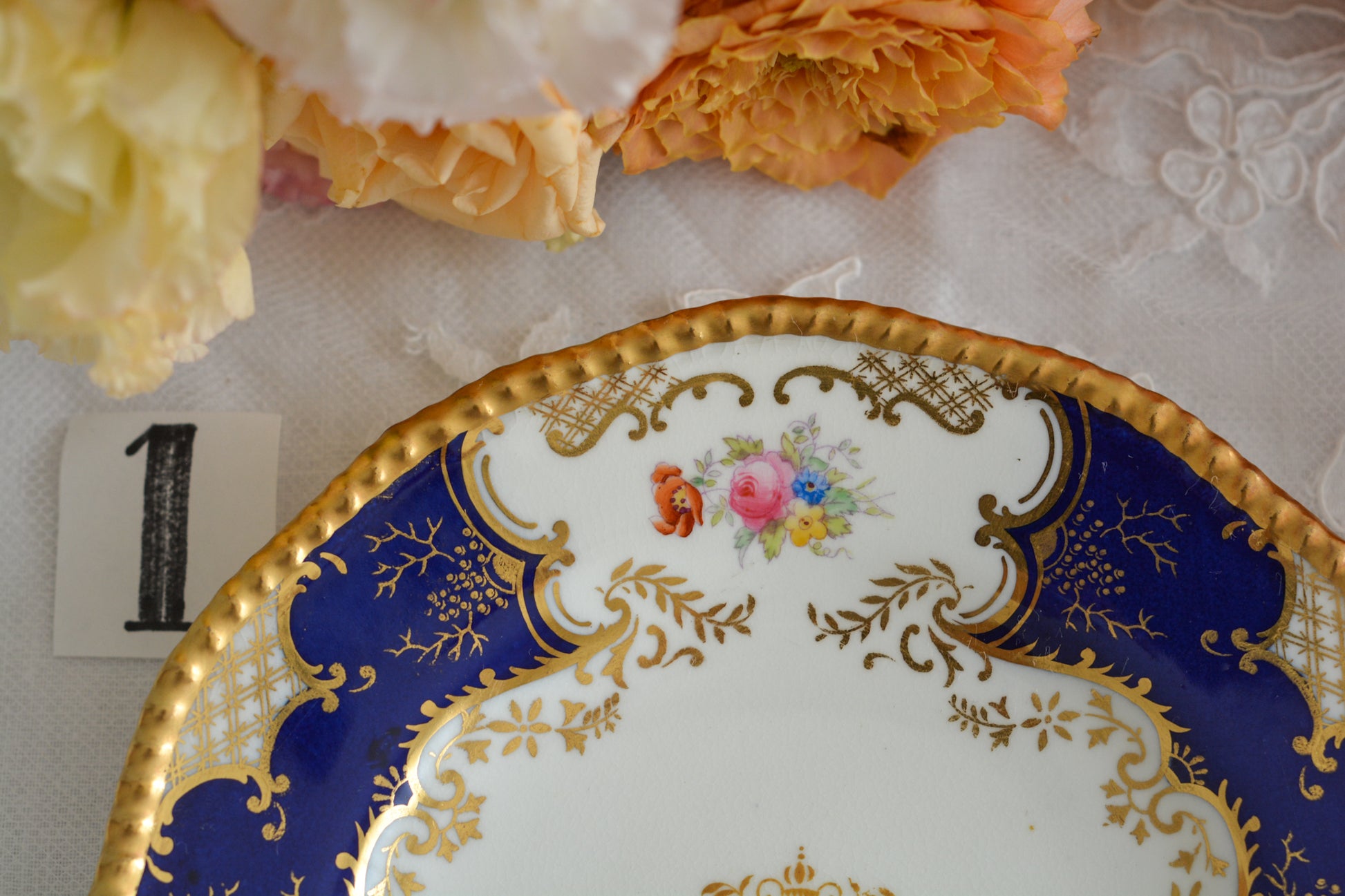 コールポートの代表作と言ってもいい、バットウィングシリーズ。こちらはコバルトブルーのティートリオです。重厚感のあるコバルトブルーと金彩のコントラスト、美しいシェイプ。凛としさ美しさがありオーラを感じます。最近はバットウィングも探すのがとても困難になってきました。心が躍るカップでティータイムをお楽しみいただけたら嬉しいです。こちらは1セットの価格です。全部で6セット在庫がございます。状態で価格が変わります。