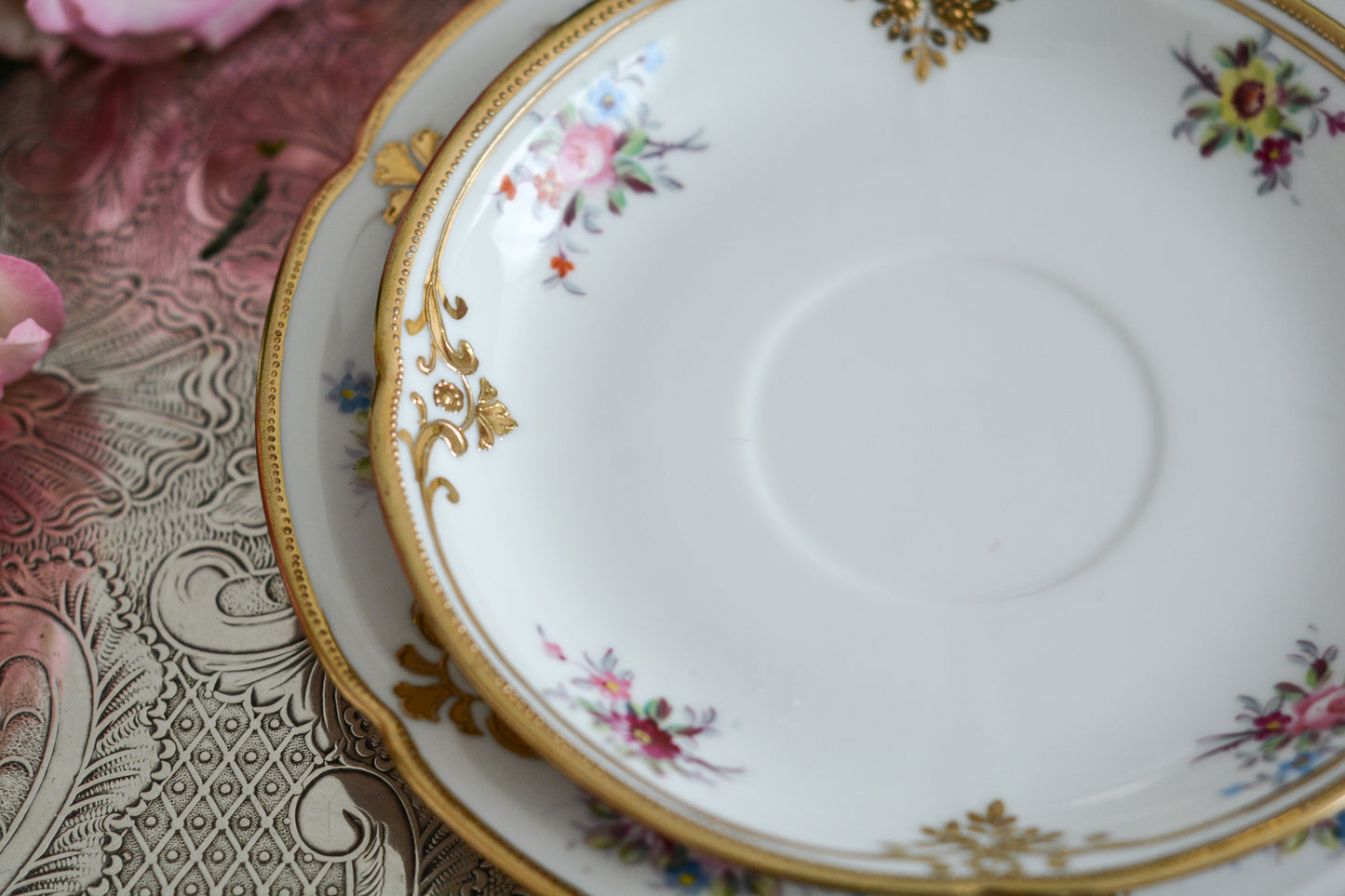 ノリタケの里帰り品のティートリオ。ハンドペイントで描かれた可愛らしいお花に金盛りの金彩の模様もとてもエレガントです。白磁がとても白く美しく気品を感じるお品。クリスマスはもちろんティータイムを華やかに盛り上げてくれるでしょう。