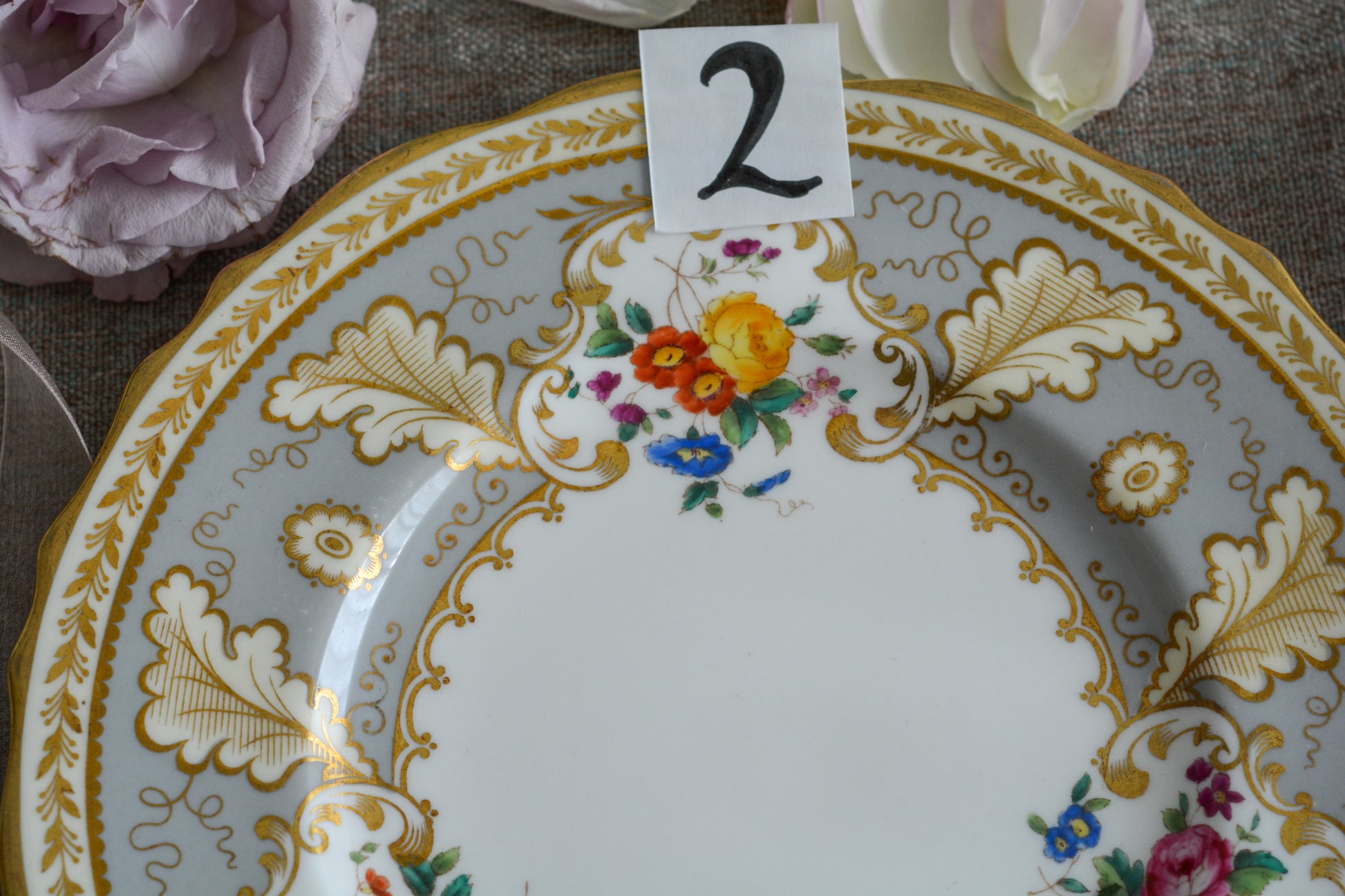 コウルドンのティファニーパターンの素敵なデザートプレートです。ハロッズがオーダーしたもので、ティファニーのスタンプはありませんが、柄はティファニーがコウルドンに特注したパターンです。ティファニーらしい上品な絵柄がとても美しくでコウルドンの中でも人気のシリーズです。当時も人気があったのでしょう。いろいろな小売店がこのパターンをオーダーしています。グレーカラーは柔らかい雰囲気で金彩との相性もいいです。とてもエレガントなプレートです。