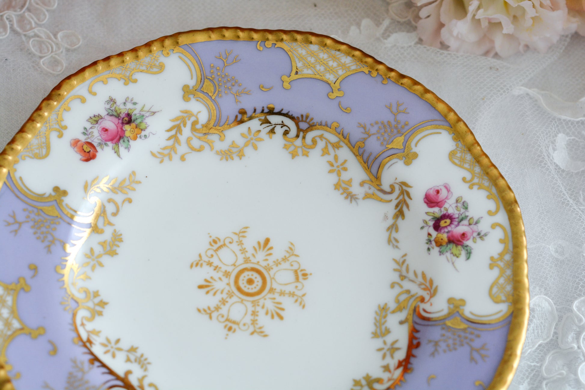 コールポートの人気シリーズ、バットウィングシリーズ。こちらはとても貴重なライラックカラーのティートリオです。そしてさらにカップの側面にブーケの模様が描かれている珍しいデザインです。ライラックカラーは美しいのはもちろんですが、柔らかな印象でとても上品ですね。最近はバットウィングシリーズは探すことがより困難になっております。ライラックカラーは元々レアカラーと言われるお品で、当店では初めてご紹介できます。美しいティートリオをぜひお楽しみください。