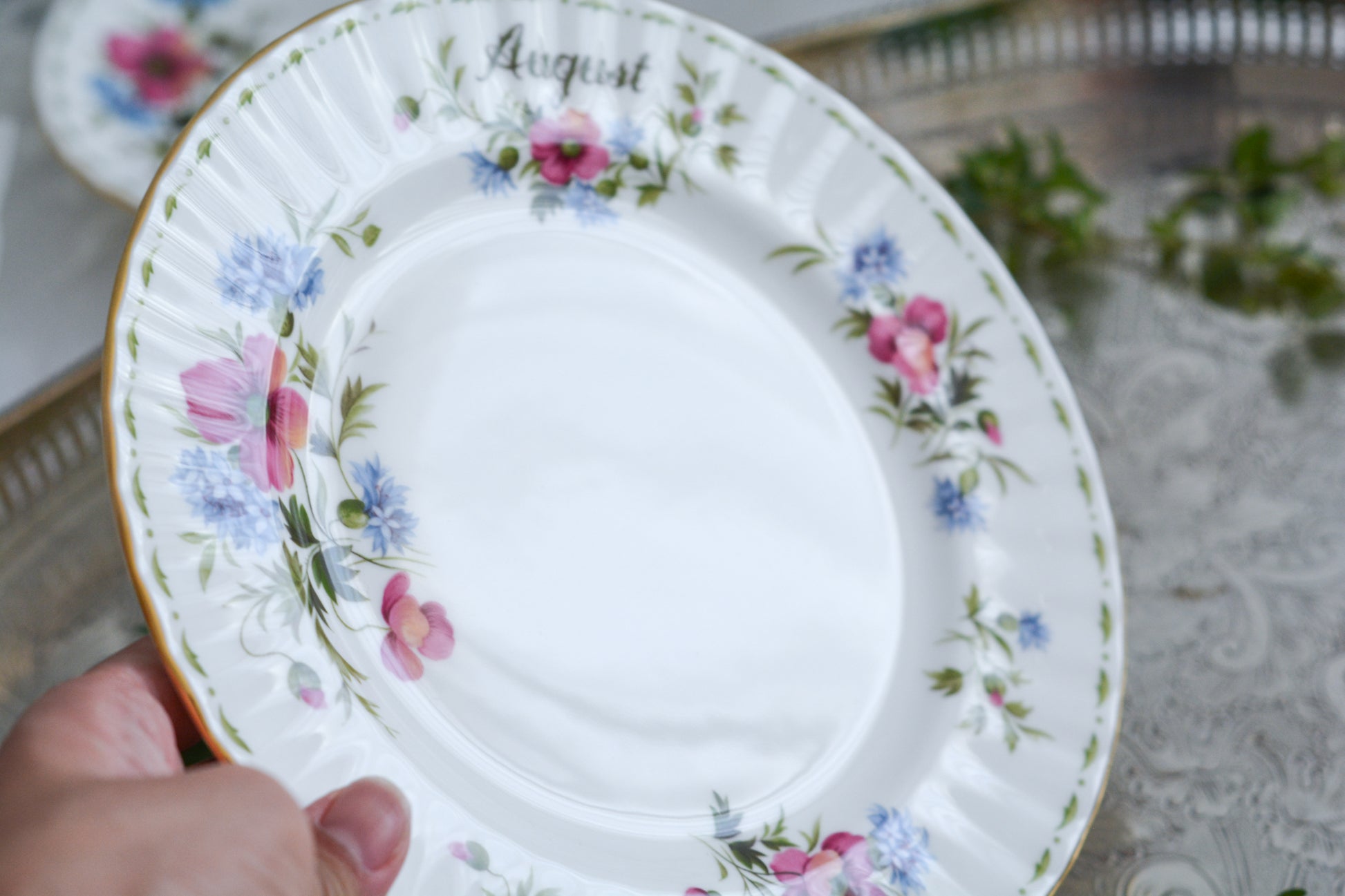 ロイヤルアルバートの人気シリーズの一つ、「フラワーオブマンス」1月から12月までそれぞれの季節のお花がモチーフのシリーズで、ついつい集めたくなってしまう魅力があります。今回ご紹介するのは、8月(August)。8月のお花はポピーです。鮮やかな色合いが夏のティータイムにぴったり!貴重なデザートプレート付きのトリオとなっております。8月生まれの方、コレクションしていらっしゃる方、お探しの方もぜひ。