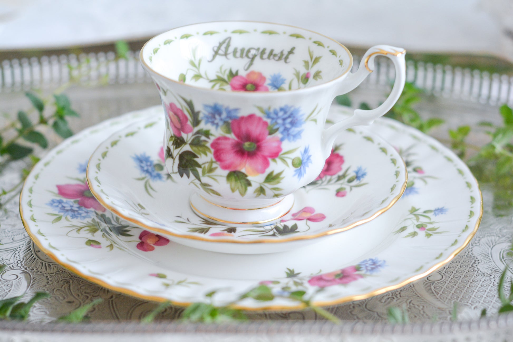 ロイヤルアルバートの人気シリーズの一つ、「フラワーオブマンス」1月から12月までそれぞれの季節のお花がモチーフのシリーズで、ついつい集めたくなってしまう魅力があります。今回ご紹介するのは、8月(August)。8月のお花はポピーです。鮮やかな色合いが夏のティータイムにぴったり!貴重なデザートプレート付きのトリオとなっております。8月生まれの方、コレクションしていらっしゃる方、お探しの方もぜひ。