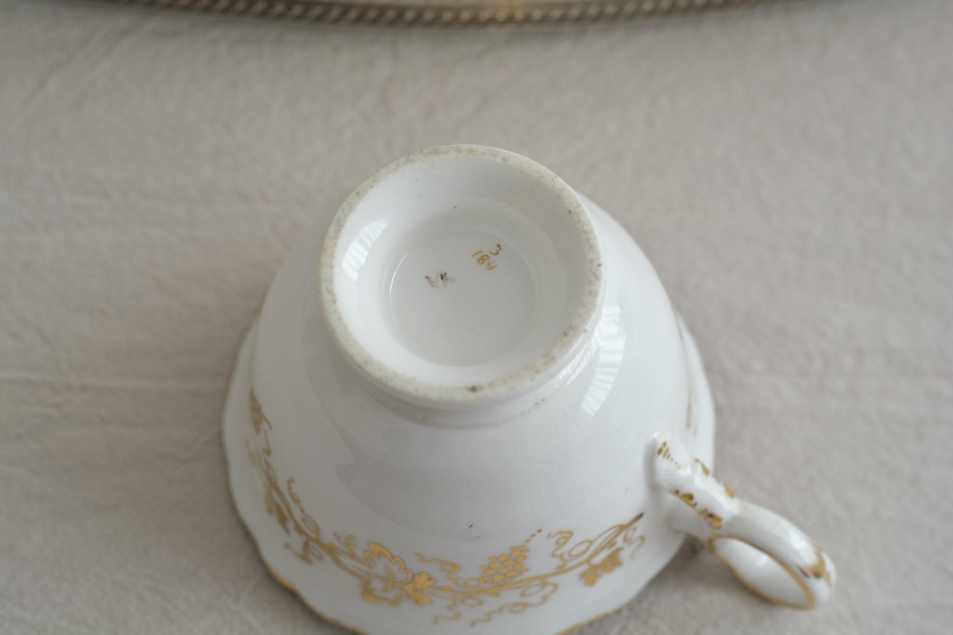 コールポートのロココリバイバル作品のアデレードシェイプ。とても優雅なシェイプで、ハンドペイントで描かれる花々は繊細でとても美しいです。いろいろなデザインが作られていて、シェイプは同じでも絵柄は少しずつ違います。こちらはコバルトブルーに金彩のお花模様が豪華なお品。アデレードシェイプは探すのにとても苦労しますが、見つけた時の喜びはとても大きいものです。金彩の薄れはありますが、貫入のないとても良い状態です。素敵なアデレードシェイプをぜひご覧ください。