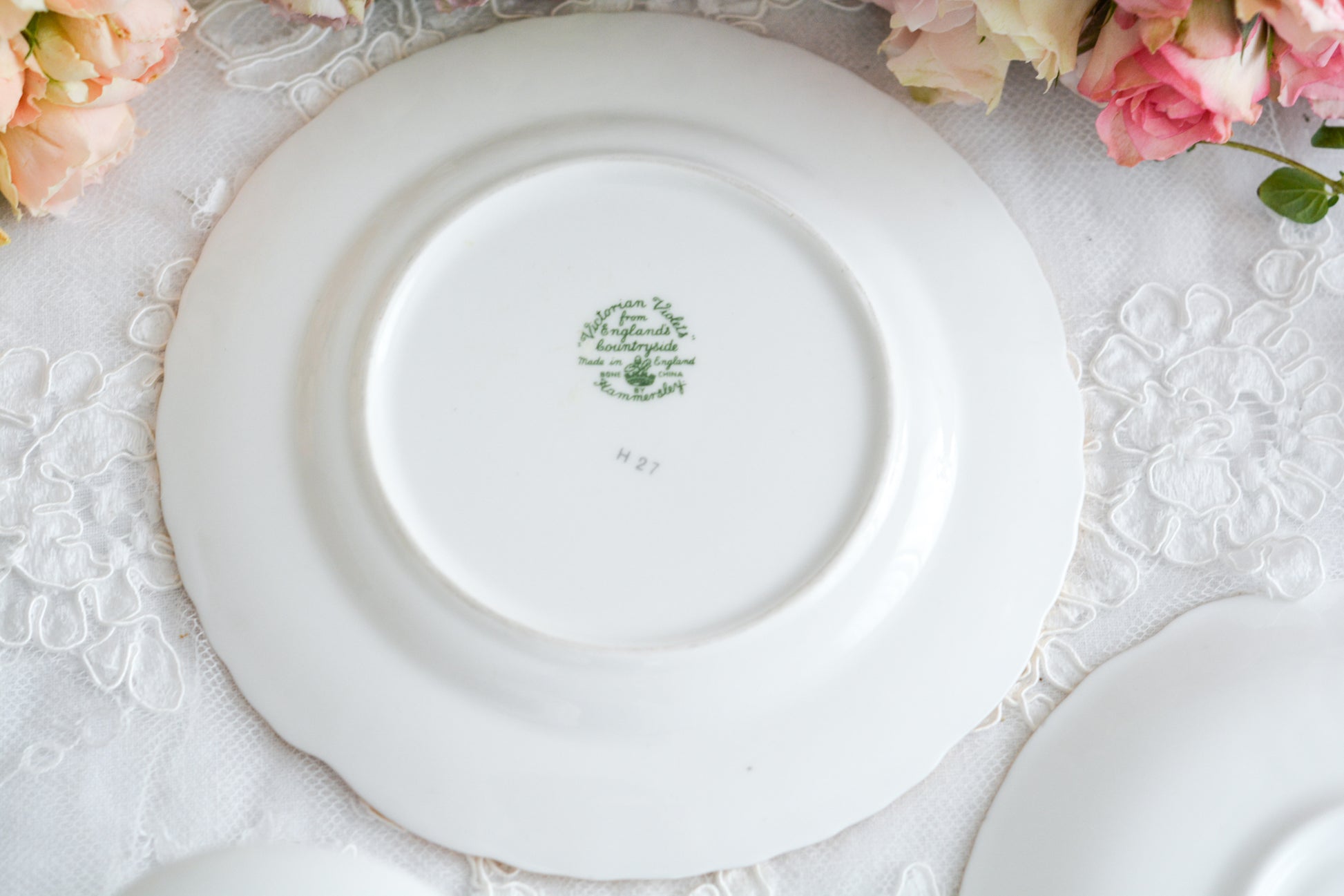 ハマースレイの人気シリーズ、ヴィクトリアンバイオレット。可憐なすみれのモチーフのティートリオです。ヴィクトリアンバイオレットシリーズは製造年代などで絵柄が少しずつ異なります。こちらは可愛らしい絵柄はもちろん、エンボス模様があり特に優雅なお品です。テーブルがパッと明るく可愛らしくなりますね。