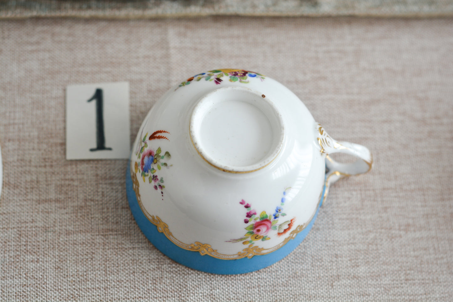 コールポートのハンドペイントで描かれた花々がとても美しいティートリオです。以前色違いのコバルトブルーのトリオをご紹介したことがあります。シリーズ名はないのですが、何色かカラーバリエーションがあります。ターコイズブルーはどのシリーズにおいても貴重なカラー。ターコイズブルーに金彩のコントラストがとても豪華な印象です。特別なティータイムにどうぞ。