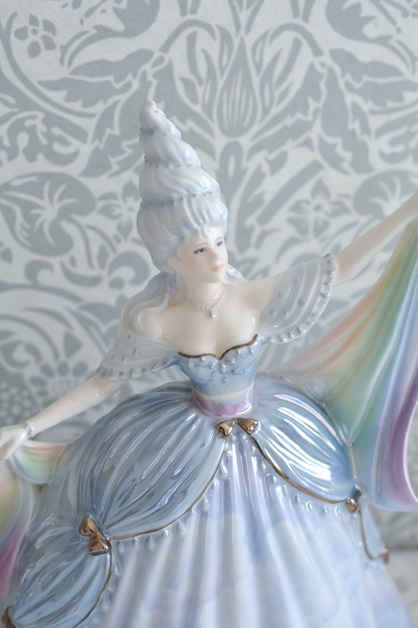 コールポートはフィギュリンをたくさん作っていて、たくさんのシリーズがあります。人気はあるけれど日本ではほとんど見かけないシリーズの1つ。「The millennium Ball」というシリーズで、この「Rain」と、「Moon」「 Forest」「Time」「Sun」の5種類から構成されています。このRainはパステルカラーでキラキラしていて、まるでファンタジーの世界からやってきてよう!このシリーズは個人的にも好きなシリーズで、時間をかけて探しました!今回ご紹介できて嬉しいです。製造数がとても少ないため探すのが大変困難なお品です。