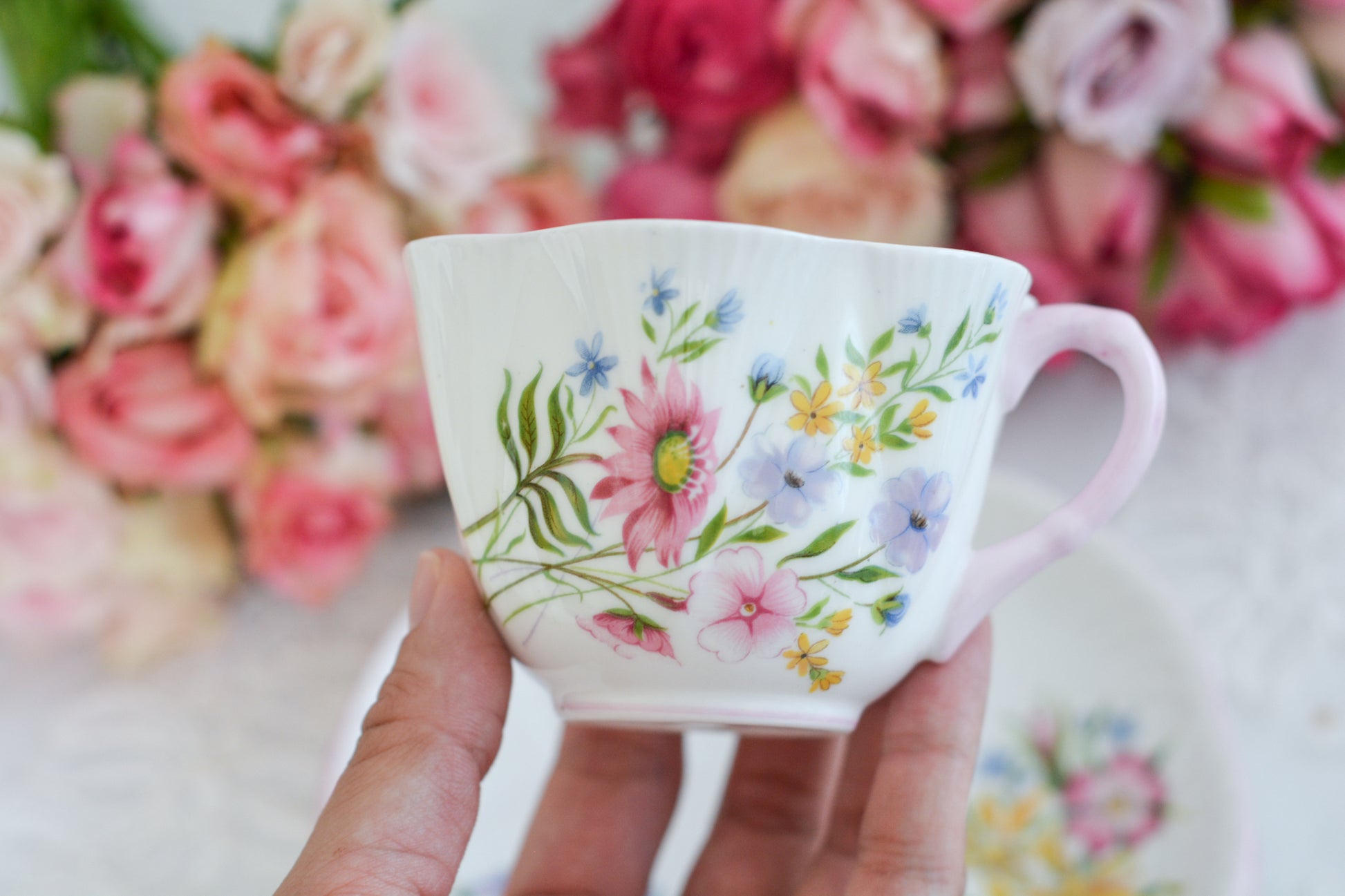 シェリーのワイルドフラワーシリーズの可愛らしいティートリオです。カップはディンティーシェイプと呼ばれる可愛らしいシェイプで上から見るとお花が咲いている様に見えます。イギリスの色とりどりの野花が散りばめられていて、どんな花がプリントされているか眺めるのも楽しいです。こちらは同じシリーズのピンクのお揃いのB&Bプレート、色違いのブルーのB&Bプレートも別で掲載しています。