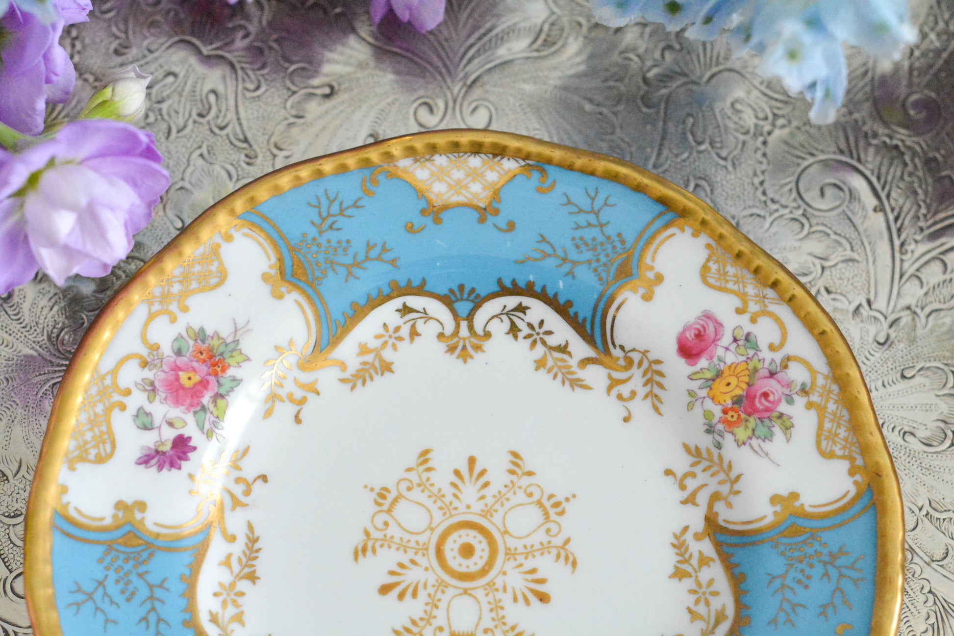 コールポートの代表作と言ってもいい、バットウィングシリーズ。カラー展開が豊富でレアカラーと呼ばれる貴重かつ人気のカラーがあります。その中でもターコイズブルーは幻と言われるほどレアなカラー。前回ご紹介できた時もとても嬉しかったのですが、また出会うことができて本当に嬉しく思います。手に取ると、宝石のようにキラキラと輝くターコイズブルーに金彩のコントラスト、美しいシェイプ。本当に素晴らしい、心が躍るカップです。