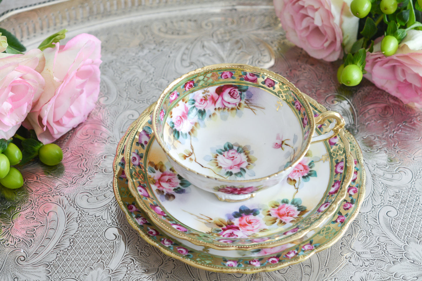 オールドノリタケの里帰り品です。キラキラと輝くティートリオ。クリスマスにもぴったりのお品です。ハンドペイントで描かれたバラに金盛りの美しい模様。さすがノリタケ!ですね。とっても豪華なデザインなのでプレゼントにもぜひどうぞ。